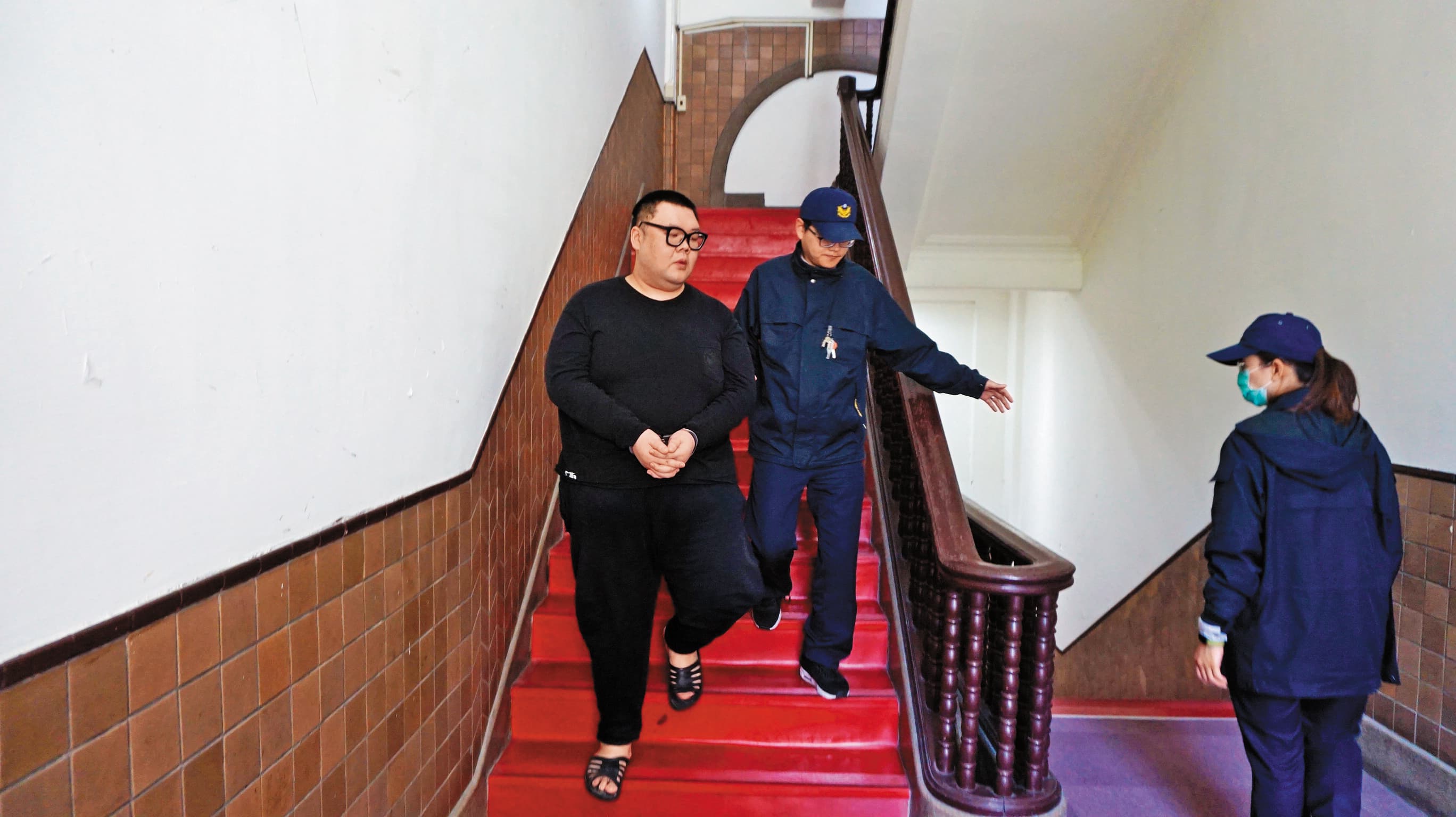 患有糖尿病的土豪哥(左)2月27日出庭,原本188公斤體重已減成180公斤,他強調不會逃亡,想要保外就醫。