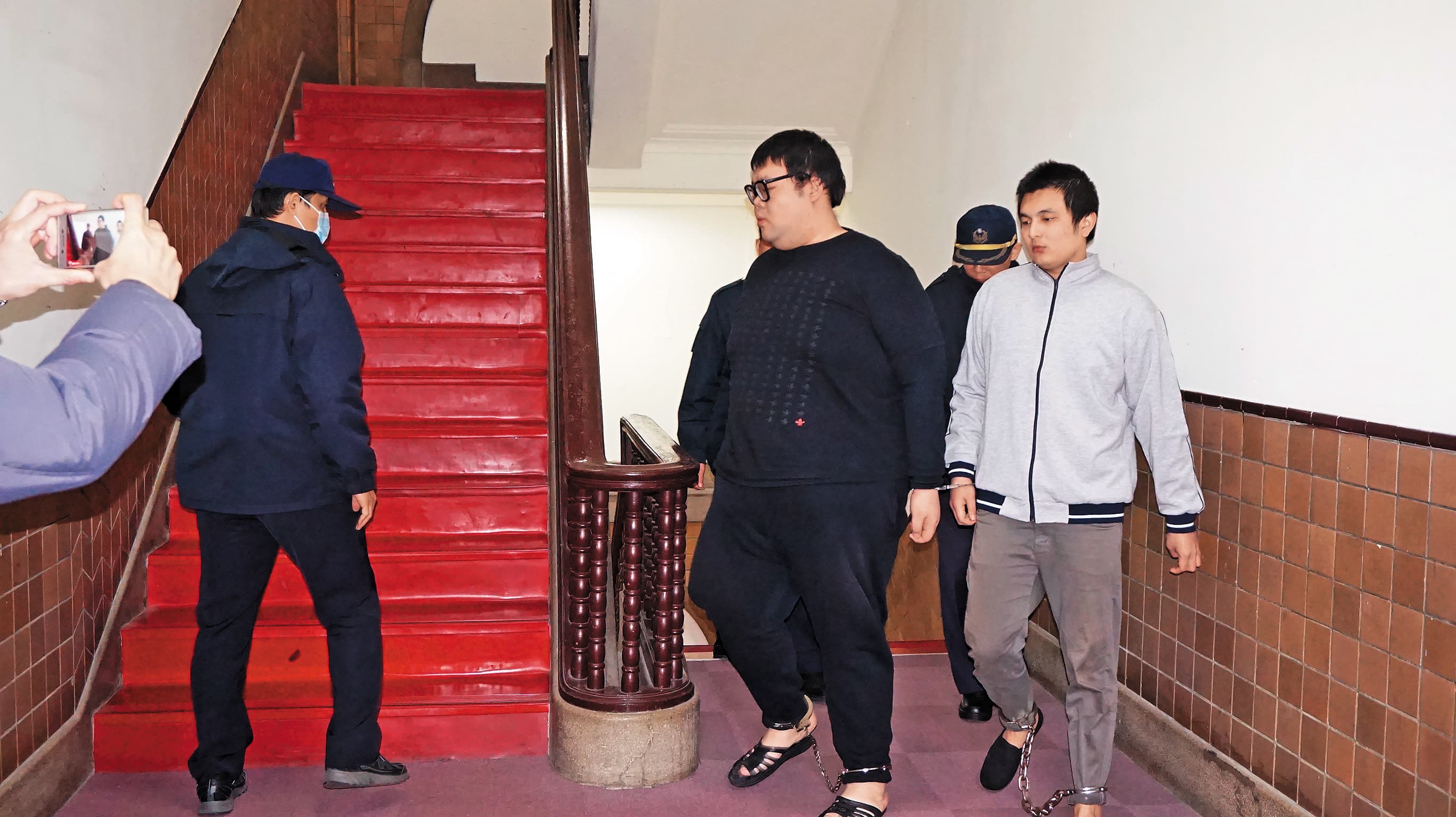 土豪哥朱家龍(前左)與酒店經紀洪聖晏(前右)開毒趴害死小模,2人一審分遭判10年及10年半。