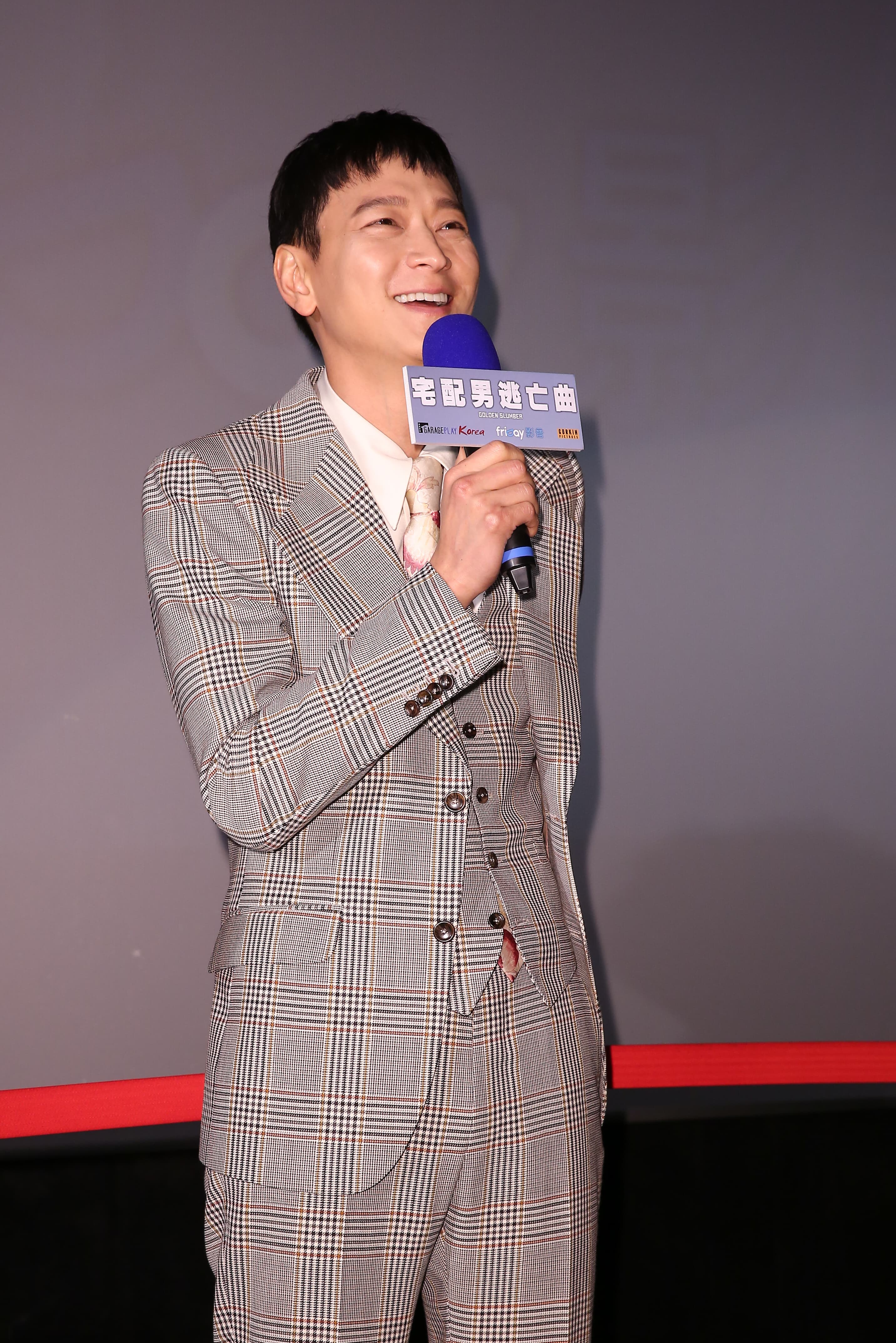 首次攜作品《宅配男逃亡曲》登台,姜棟元在電影放映前特地與粉絲打招呼。