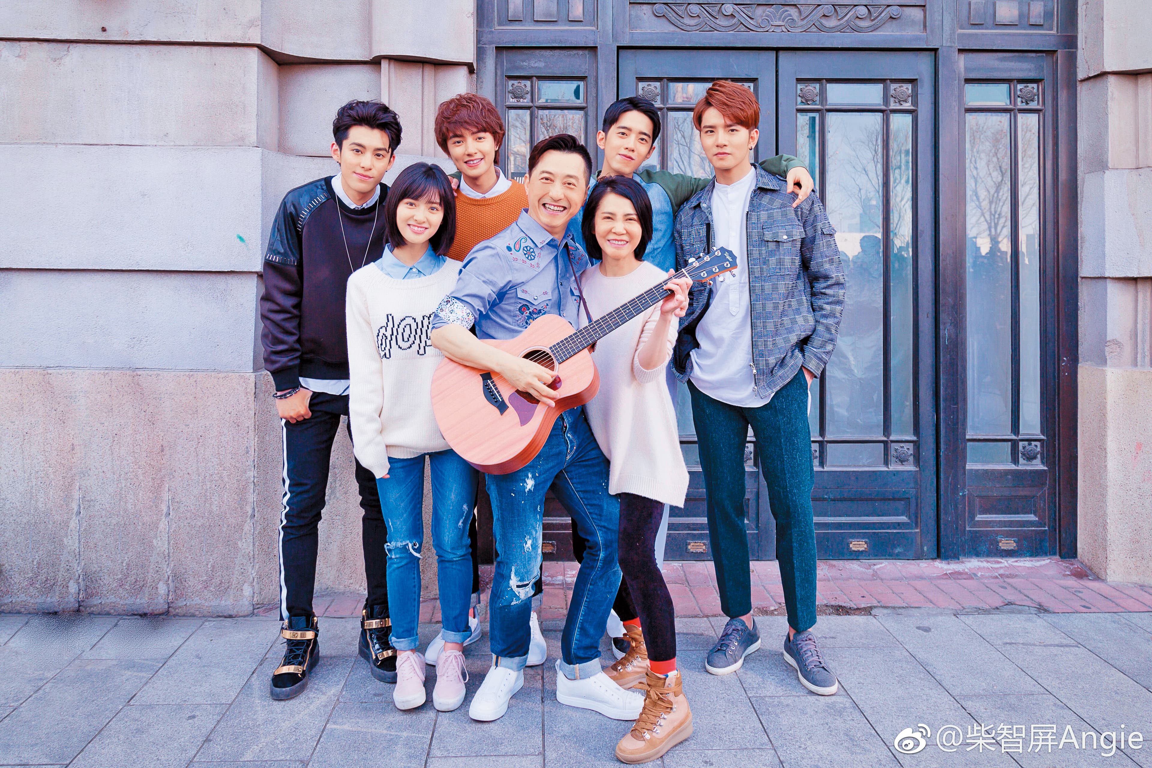 柴智屏(前右)拍《新流星花園》,哈林(前左)再次合作唱主題曲,該劇兩岸演職員都有,柴智屏坦言戲在228放寬措施之前開拍,不清楚是否適用,但以後戲劇製作時少了限額,肯定方便許多。(翻攝自柴智屏微博)