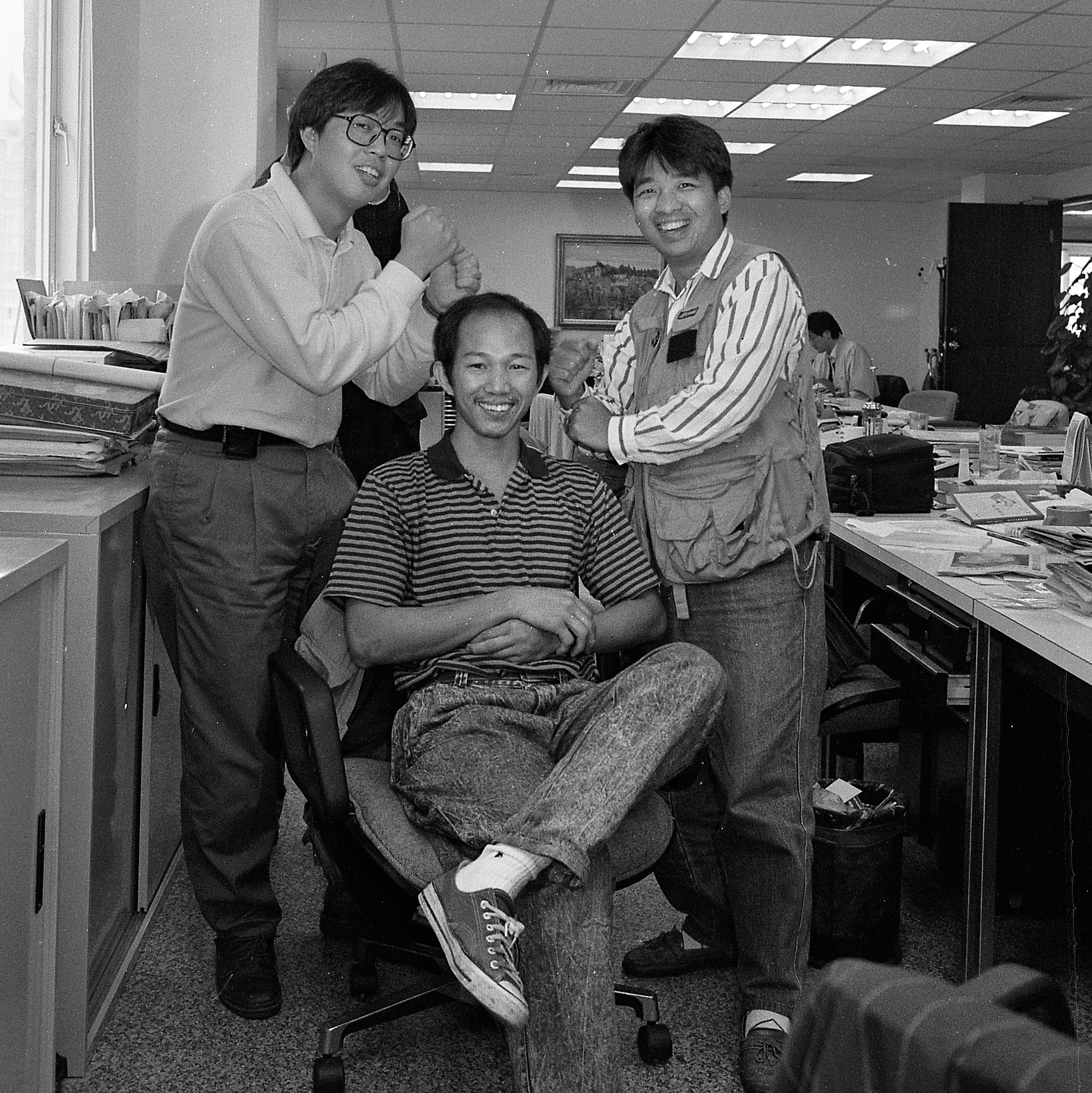 1992年柯金源(中)與財訊雜誌同事蕭榕(右)、周國偉(左)合影。(柯金源提供)