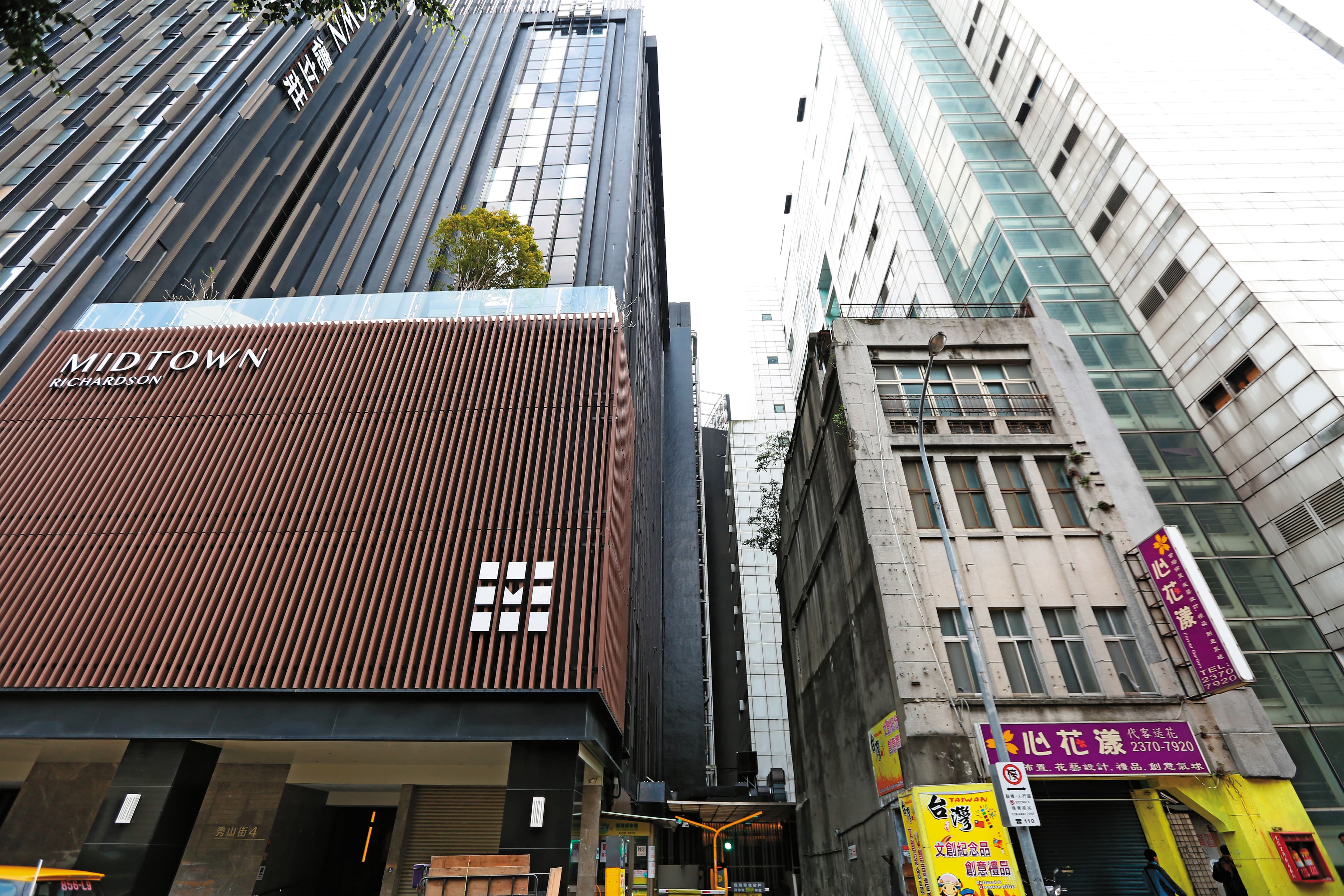 錢櫃KTV中華新館（圖右白色建築）與德立莊旅店（圖左黑色建築）相距只有10公尺。