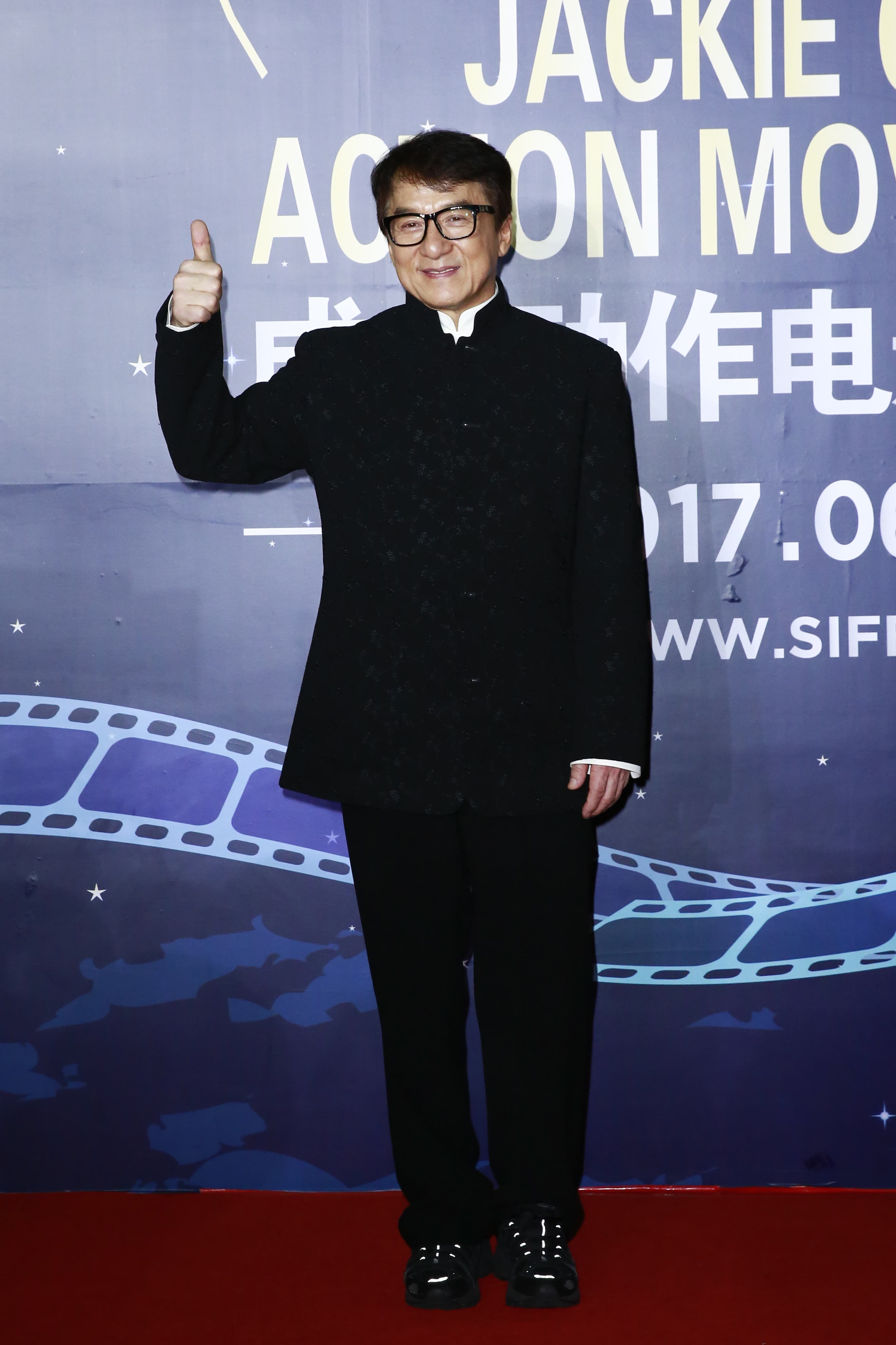成龍曾因酒醉不請自來大鬧李宗盛的演唱會場子,硬要與對方合唱,又在台上罵髒話,等唱完歌酒醒才知道自己闖禍。