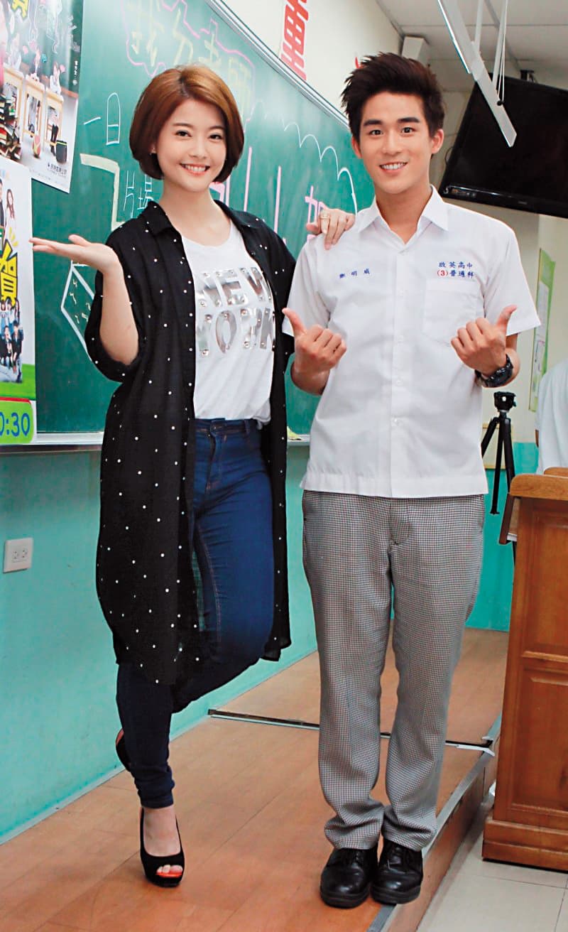 出道多年的李博翔(右),去年和王樂妍演出《我的老師叫小賀》後開始受到矚目。(民視提供)