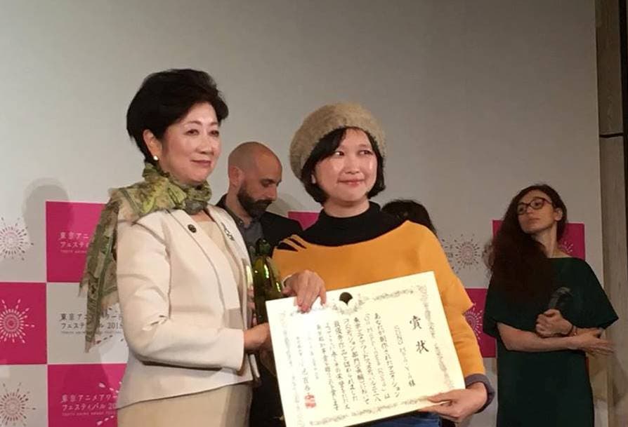 宋欣穎獲得東京動畫大賞影展動畫長片首獎,東京都知事小池百合子(左)也頒贈獎狀。(翻攝自宋欣穎臉書)