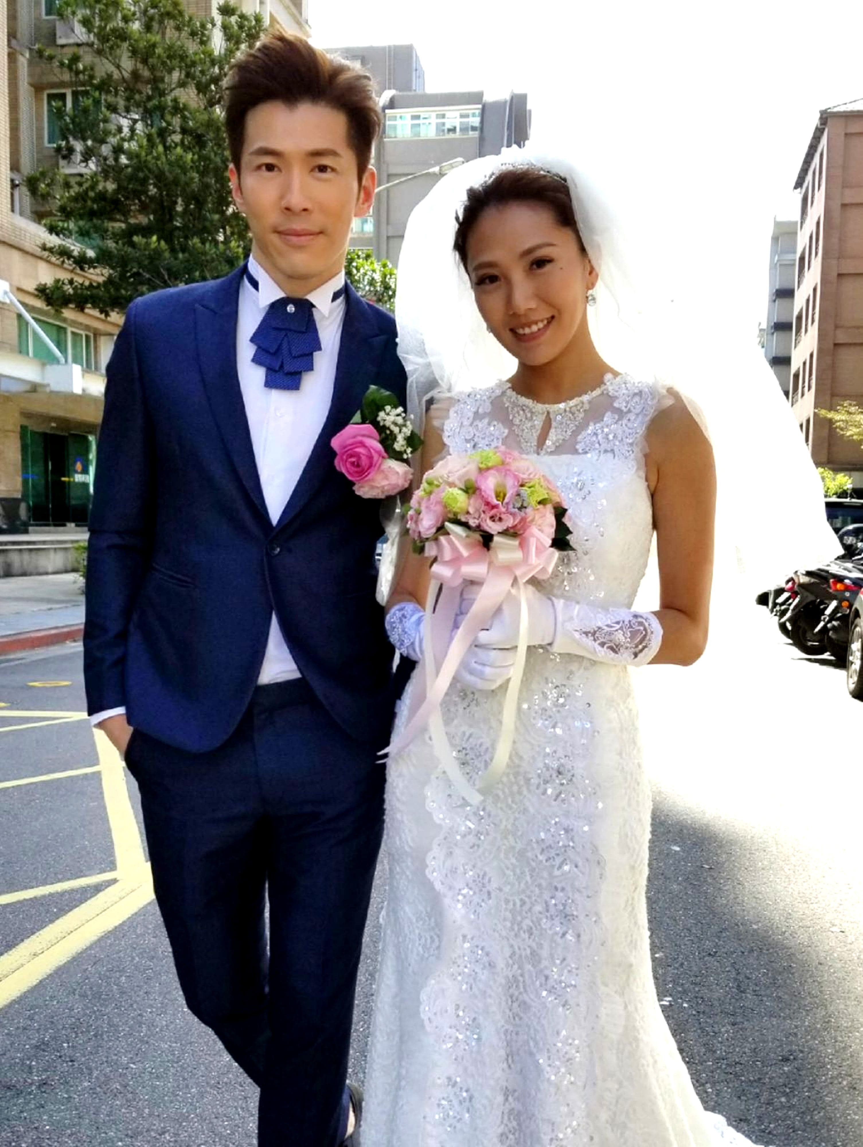 黃少祺在戲裡跟大牙披婚紗拍結婚戲。(三立提供)