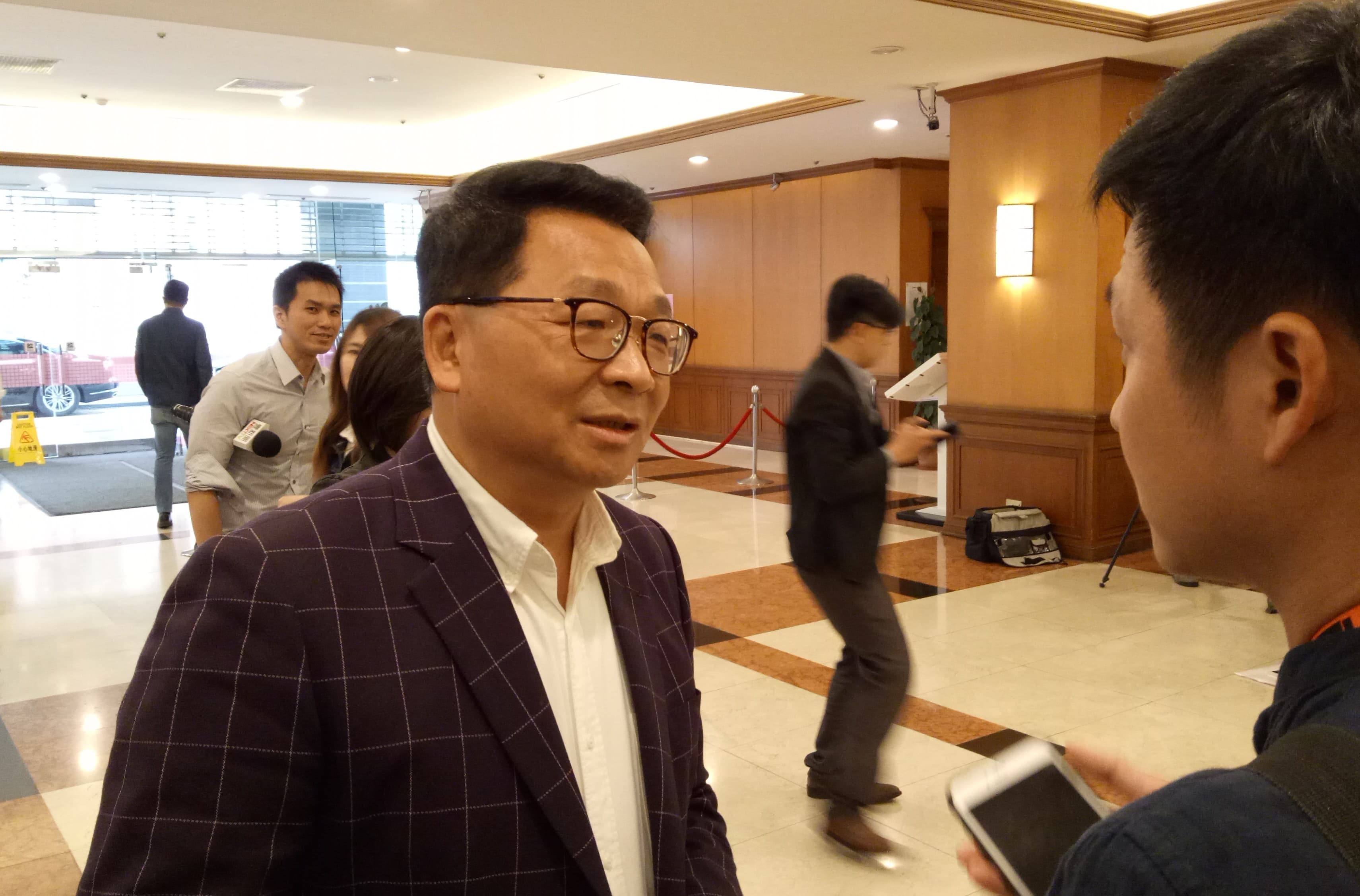 民進黨立委陳歐珀(左)今獲得提名,將代表民進黨參選宜蘭縣長。