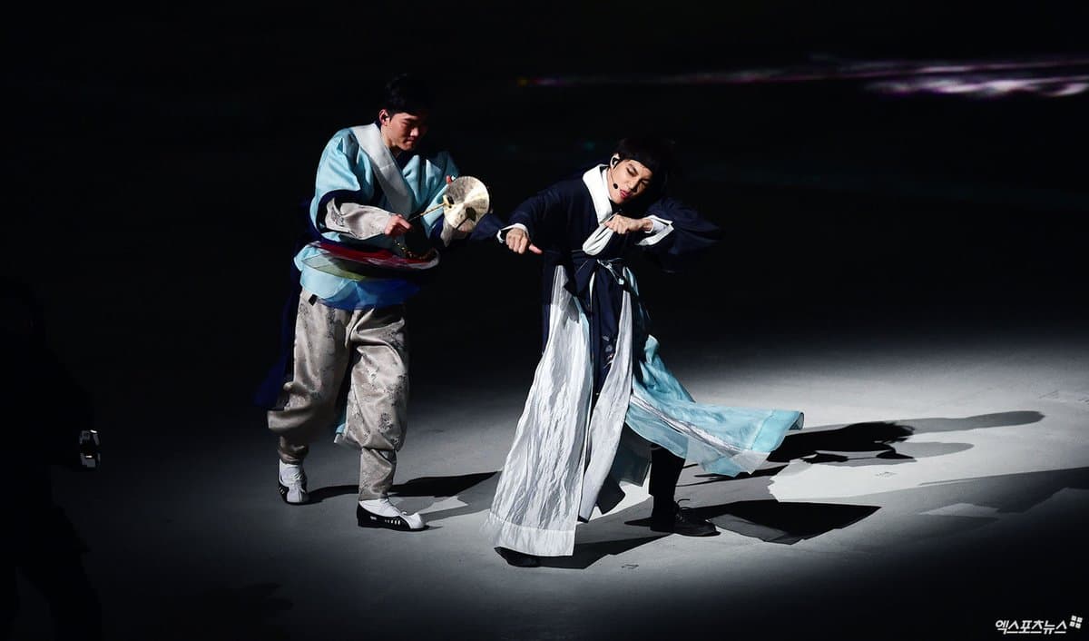 EXO成員KAI(右)在平昌冬季奧運閉幕式以傳統韓服擔任開場演出,展現精采舞技。(翻攝網路)