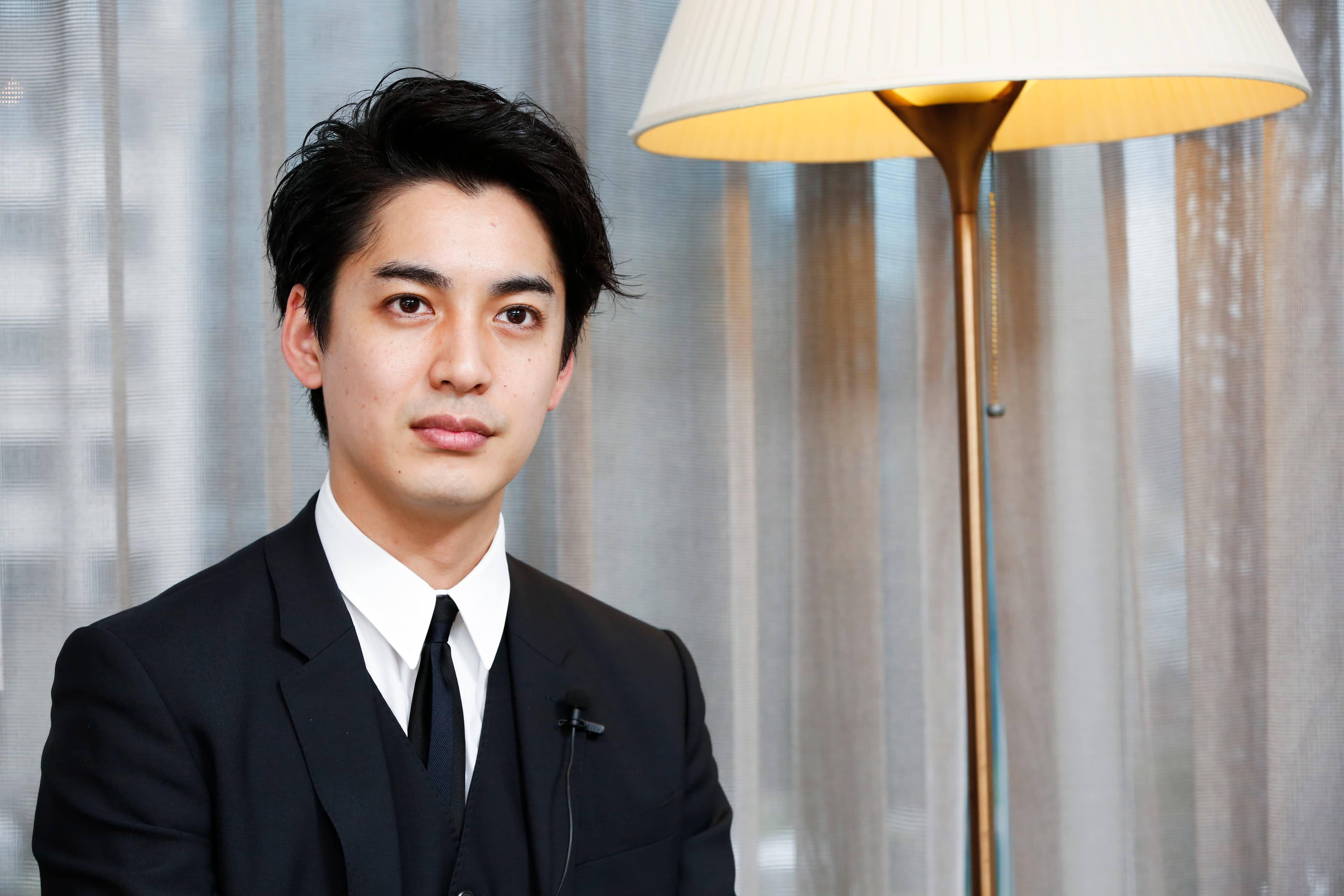 大野拓朗在高中與大學都獲得「校草選拔冠軍」,也因此得到演員合約,開啟演藝之路。