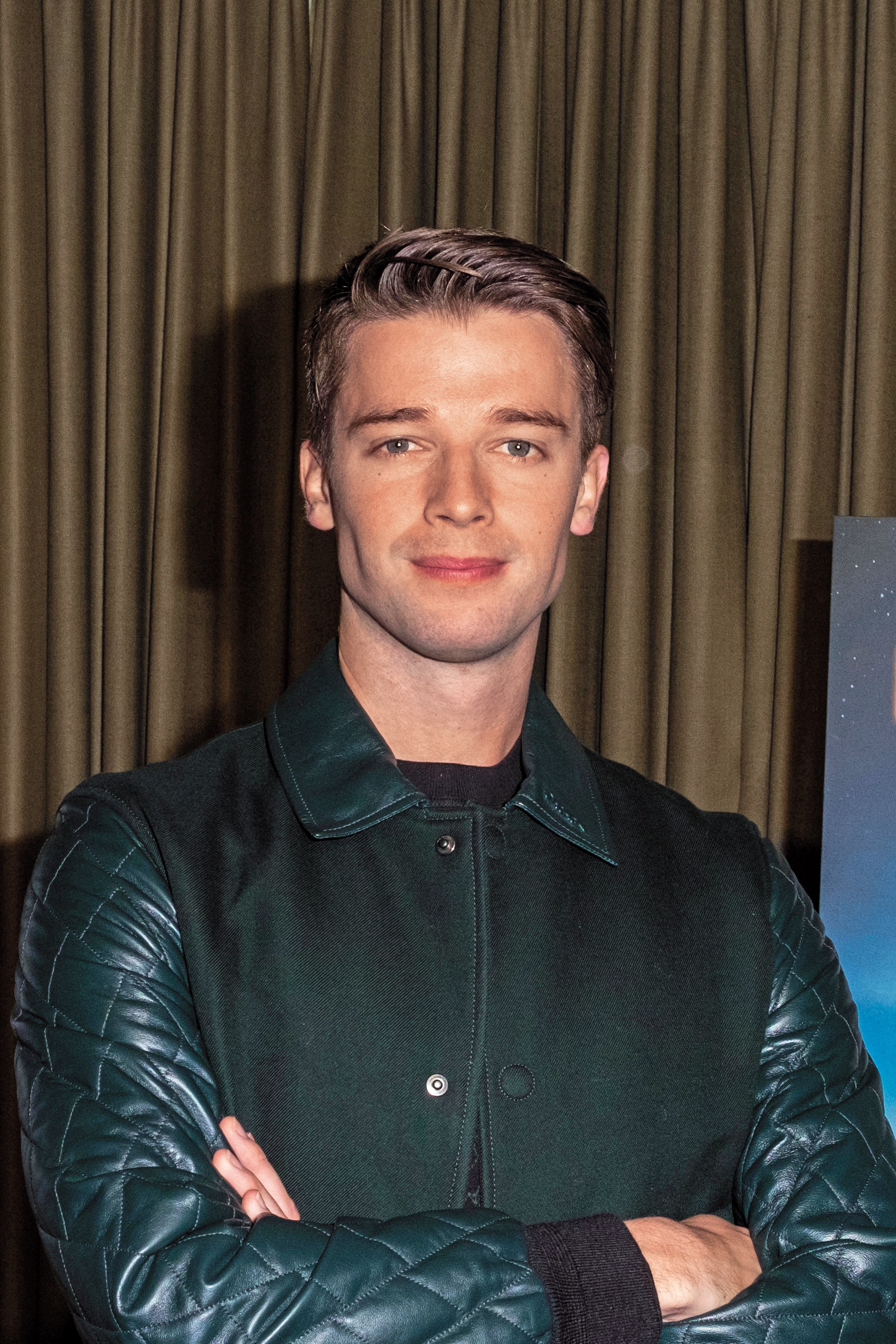 派屈克史瓦辛格(Patrick Schwarzenegger),就是阿諾的兒子。之前曾客串喜劇片《亞當等大人2》,愛情電影《真愛趁現在》則是他首度擔任男主角,翩翩美少男一位,跟老爸的粗獷風格完全不同。