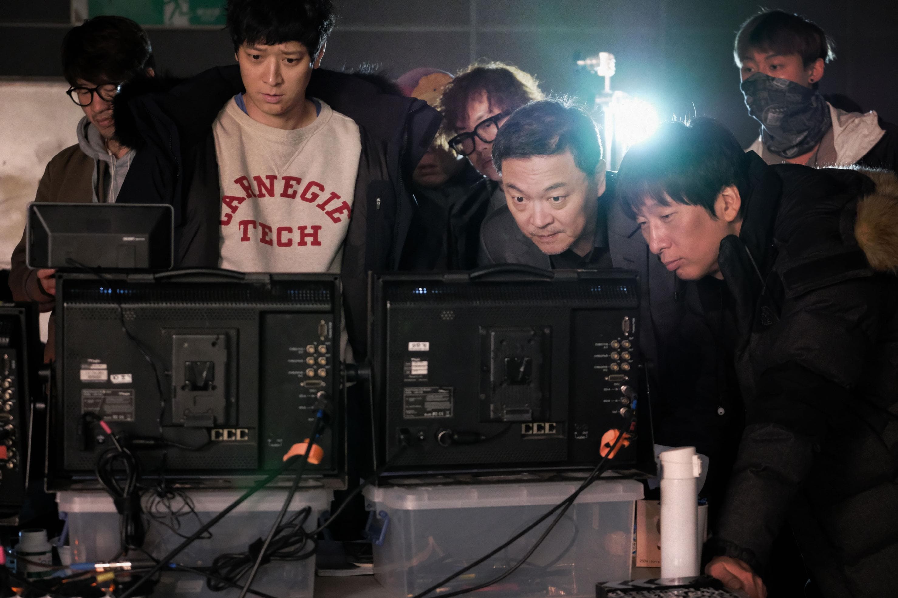 在《宅配男逃亡曲》盧東石導演（右）及演員金義聖（中）眼中，姜棟元是個認真生活、不浪費時間的演員。（車庫娛樂提供）