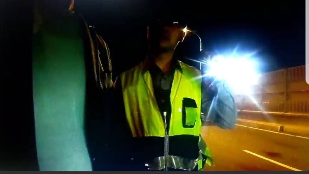 酒測後發現酒測值達0.28毫克,邵昕現場即遭警方上銬帶回。(警方提供)