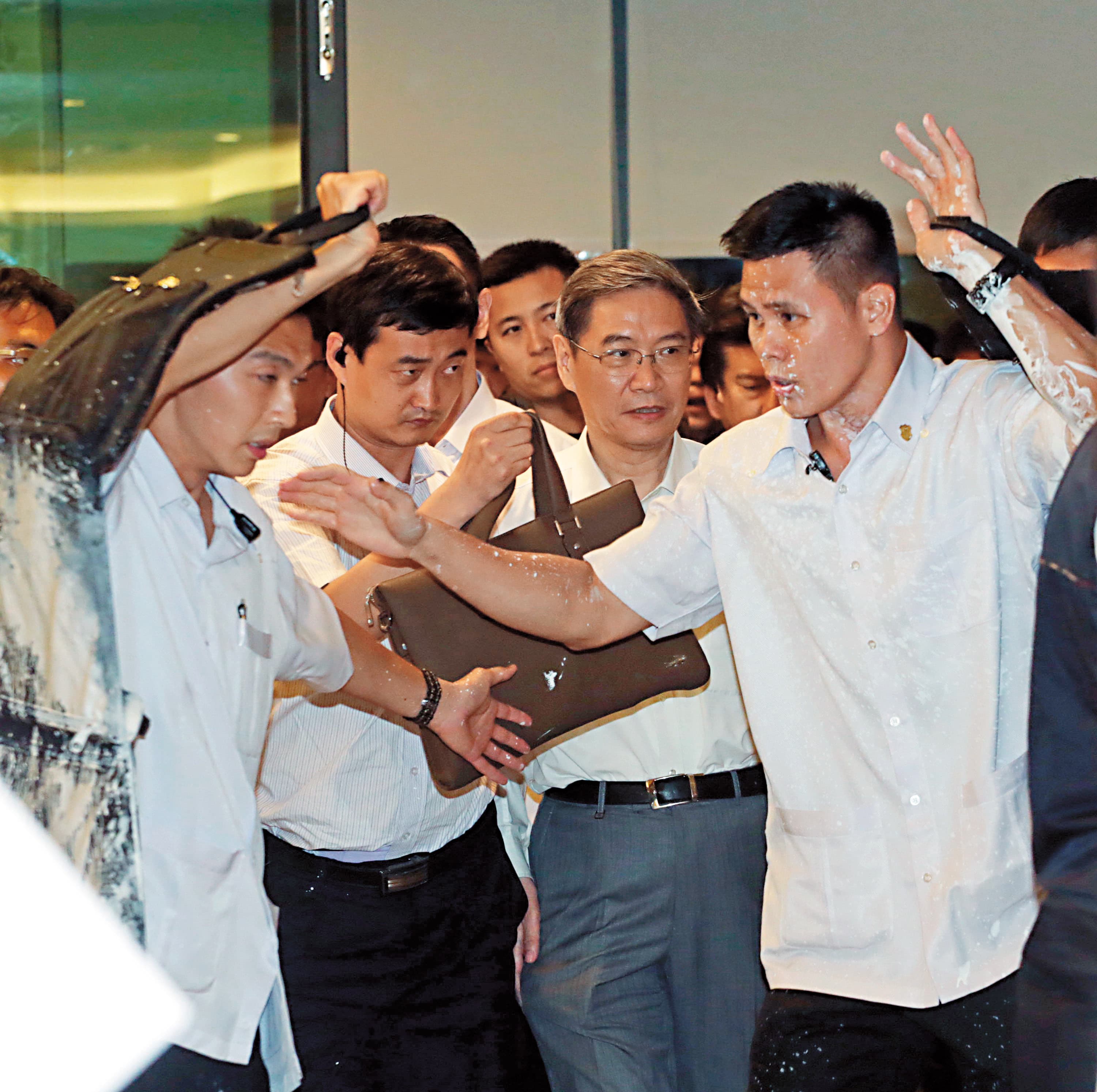 2014年中國國台辦主任張志軍來台,遭抗議民眾潑白漆,張志軍雖毫髮未傷未被波及,但身旁的隨扈則全身被潑滿白漆。(中央社)