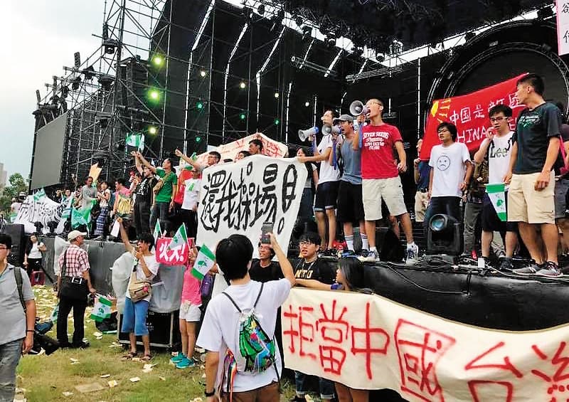去年9月《中國新歌聲》在台大舉辦時發生濺血衝突,成為雙城論壇可能停辦的因素之一。(翻攝畫面)
