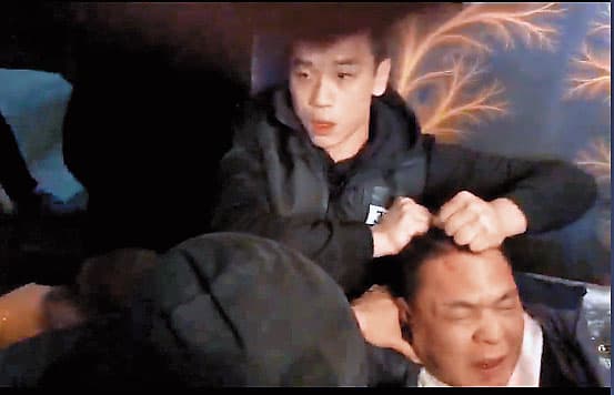 詐賭的QQ遭人抓包後,被人抓頭髮,要求他摘下隱形眼鏡,QQ強烈反抗。