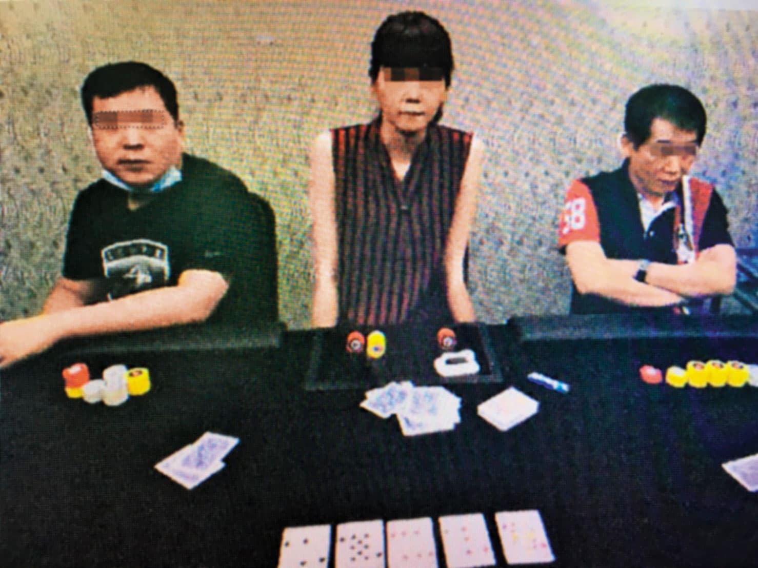 去年6月26日在新興轄區破獲職業賭場時,QQ和夜市生就是同場競技的賭客。