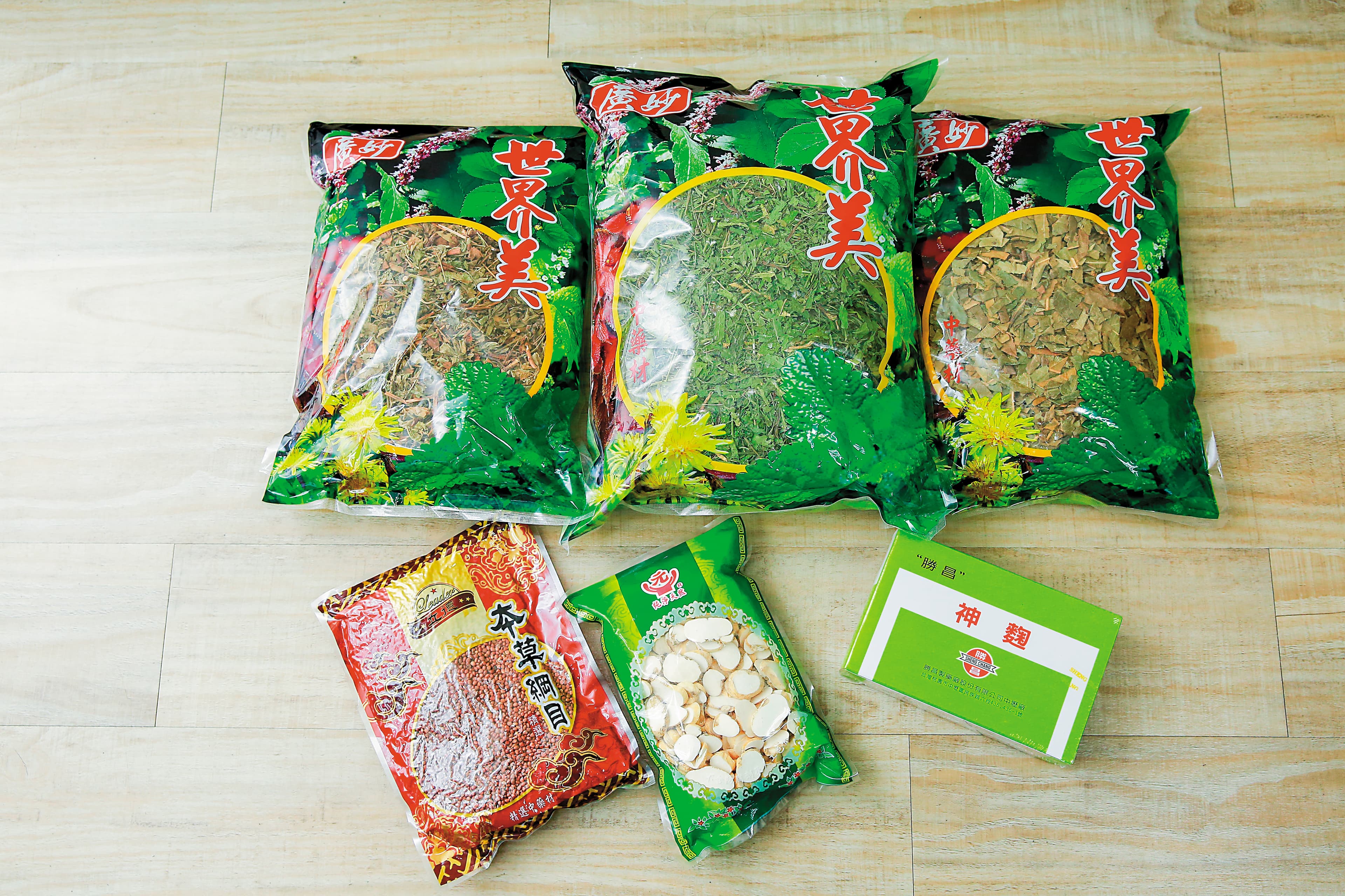 染了怪病的ELVA使用中藥照顧自己的嗓子。中醫師幫她配的藥方有蒲公英、萊菔子等,都是保養喉嚨、氣管的藥材。