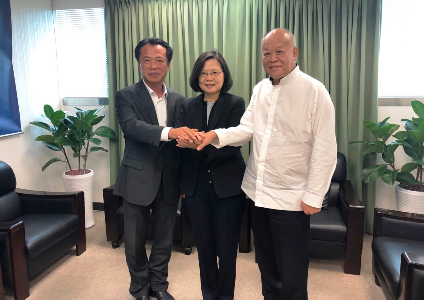 民進黨嘉義縣長提名人翁章梁（左）與初選落敗後一度不願接受的嘉義縣議長張明達今在黨主席蔡英文見證下達成大和解。（讀者提供）