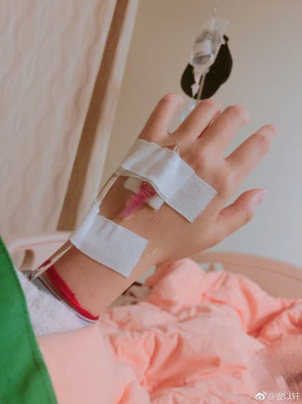 安以軒今天微博PO出入院打點滴和病房照。(翻攝微博)