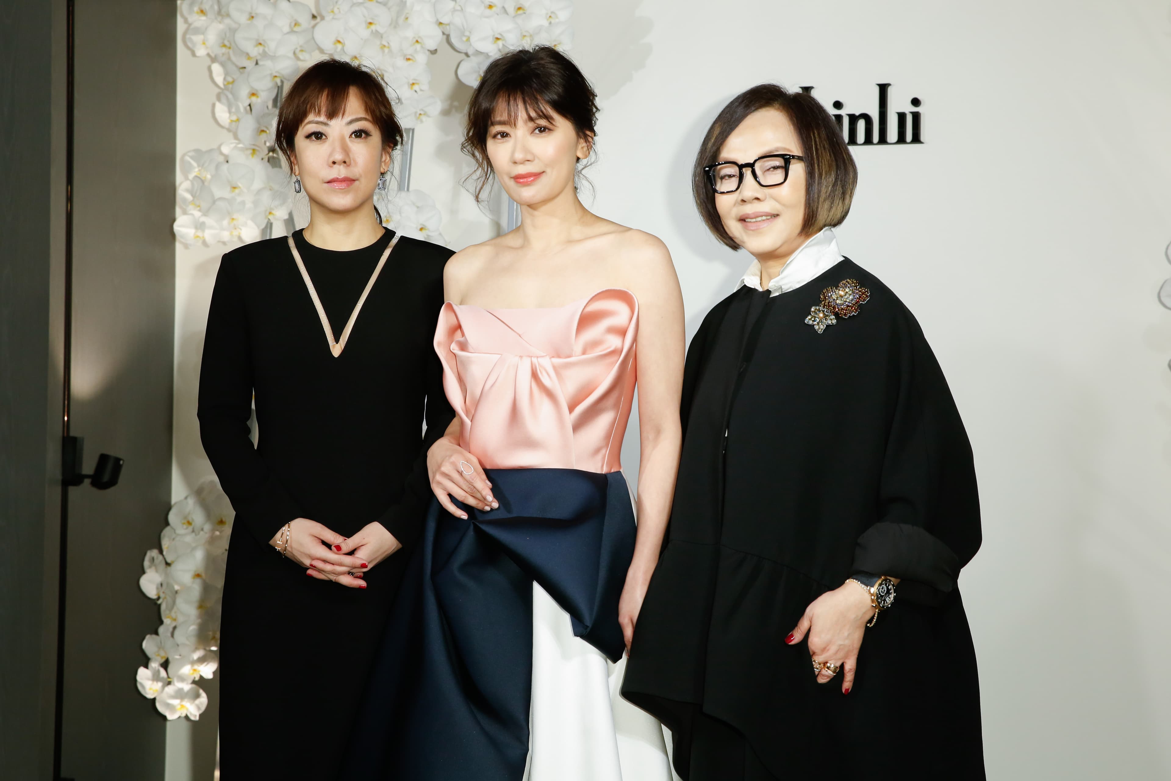 林莉LinLi Boutique昨舉辦開幕儀式,賈靜雯(中)擔任嘉賓,與林莉(右)、林莉女兒黃湘云合影。
