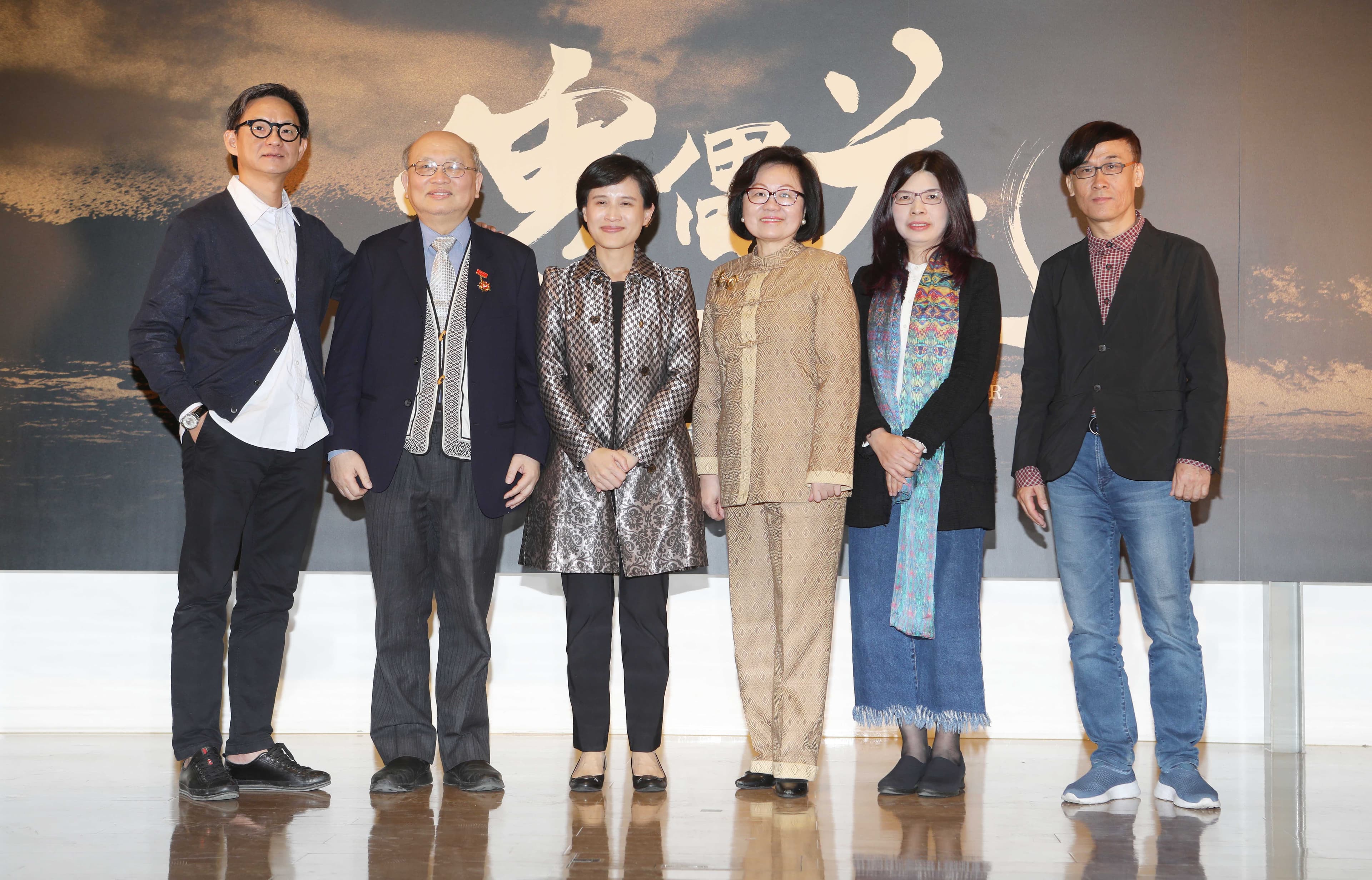 《傀儡花》發表會,左起為導演曹瑞原、原著陳耀昌、文化部長鄭麗君、公廣集團董事長陳郁秀、編劇施如芳、編劇柯宗明。(公視提供)