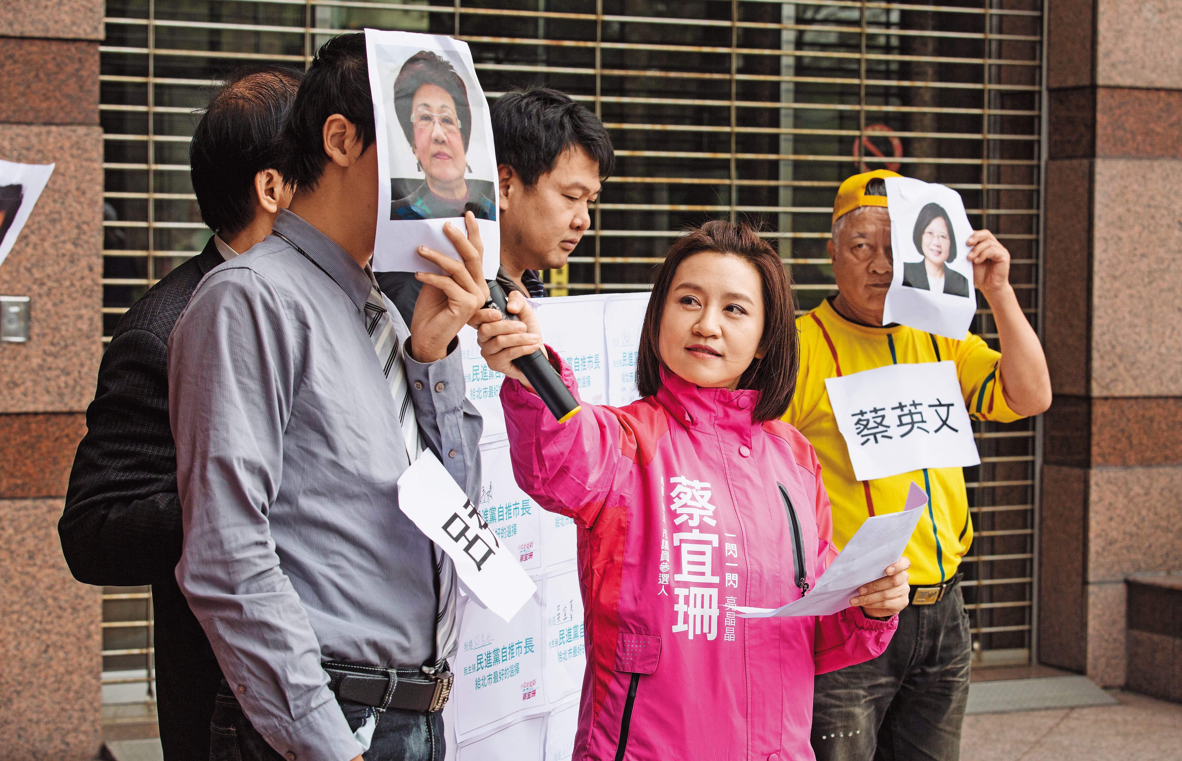 蔡宜珊為搶中正萬華區議員席次,聘請設計師呱呱做文宣。