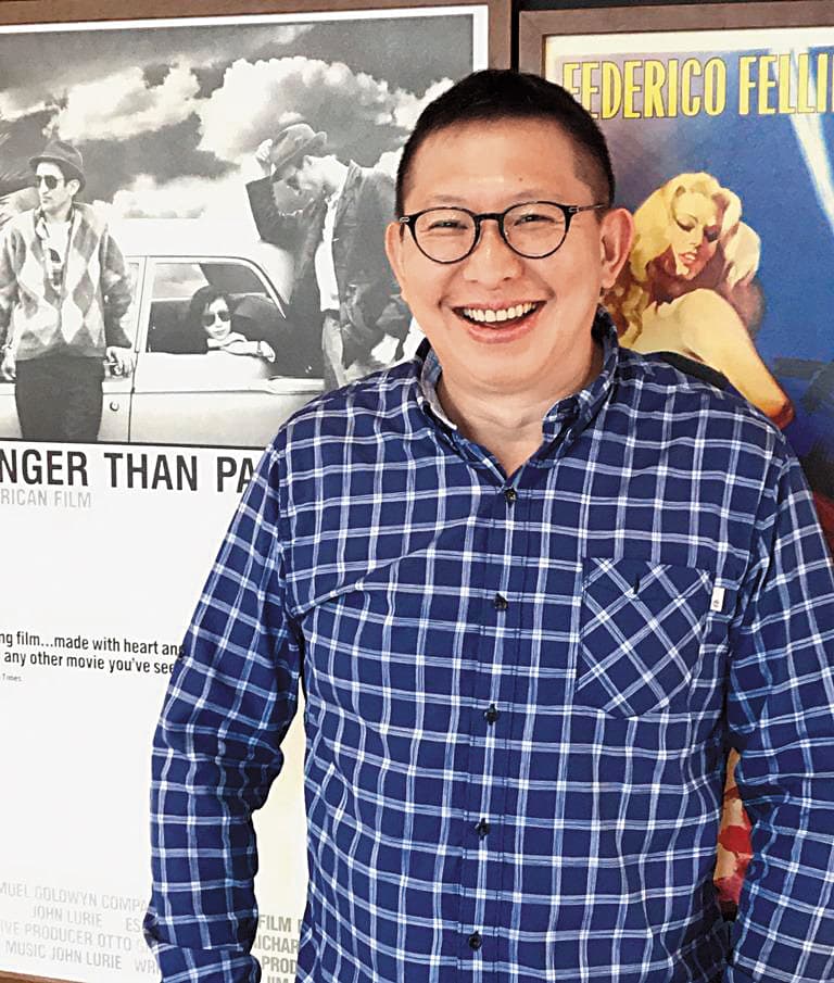 傳影互動總經理陳振熒引進許多優質外片，去年發行已故導演楊德昌的《一一》滿足不少影迷，他曾發行日本動畫片《你的名字》票房大賣並帶員工前往希臘旅遊，是業界公認好老闆，此次首度投資國片，為護團隊槓上監製，引起關注。（傳影互動提供）