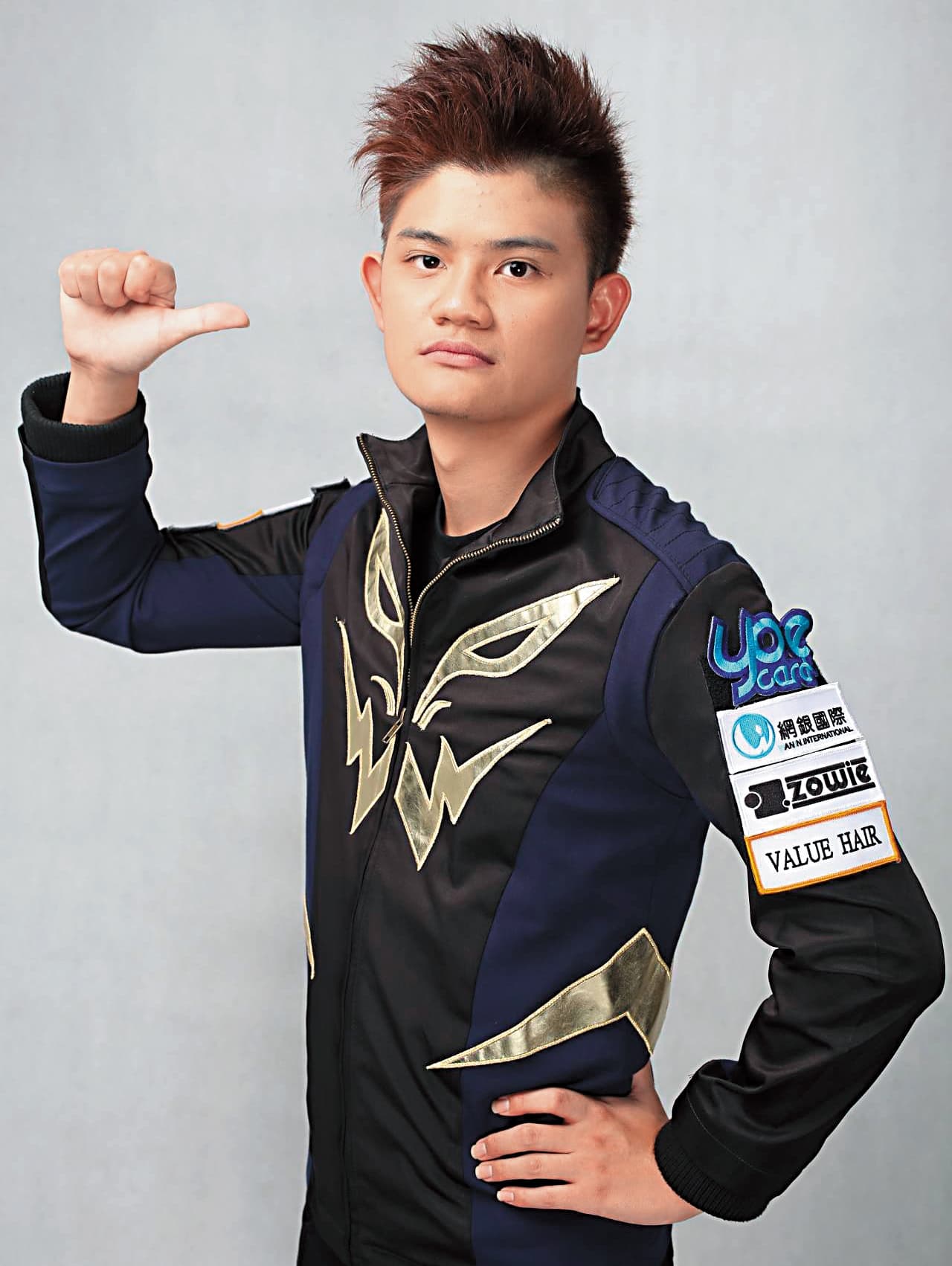 2014年,陳威霖簽約成為電競選手,此後因長期練習,讓肥胖成了職業傷害。(陳威霖提供)