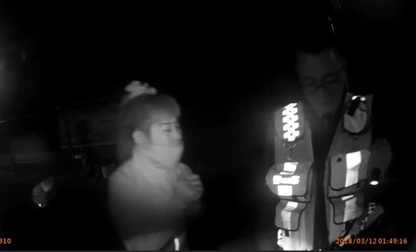 酒駕阮女一直找藉口拒絕酒測,還使出撒嬌功力,要求哥哥多愛她一點。(警方提供)
