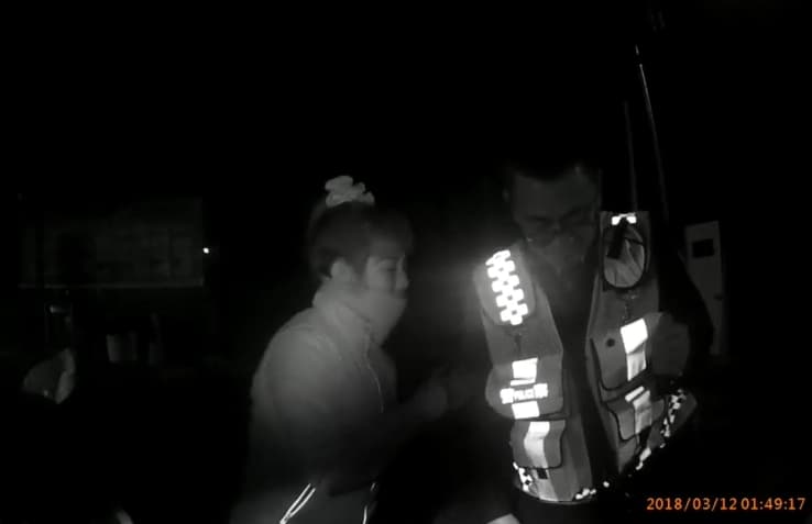阮女一度下跪撒嬌拜託員警,說哥哥我沒有錢。(警方提供)