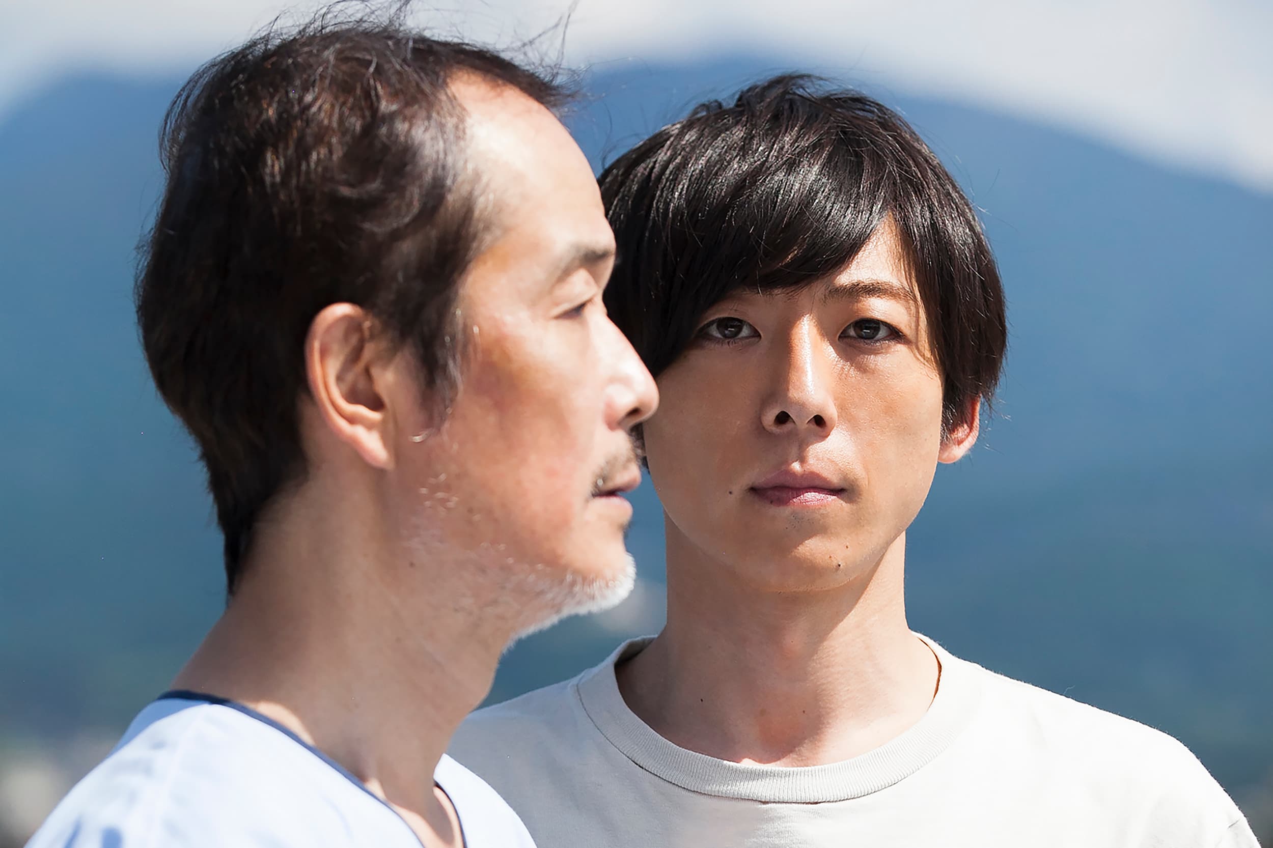 《多桑不在家》中Lily Franky(左)與高橋一生飾演13年沒見面的父子,關係疏遠。(天馬行空提供)