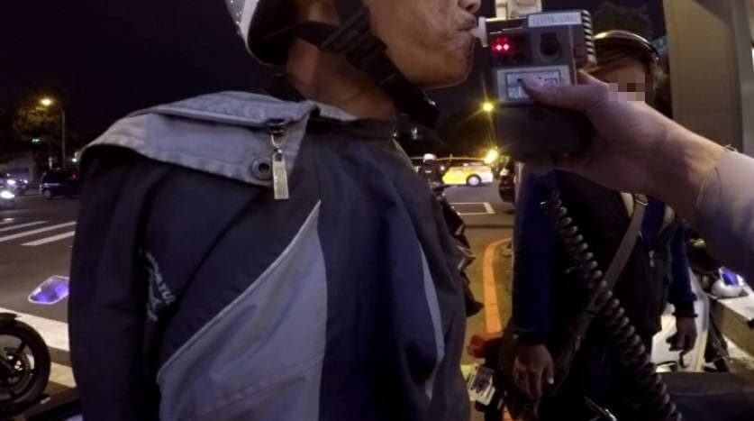 溫男受友人鼓勵,勇敢的給他吹下去。(警方提供)