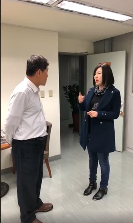 劉美芳與局處人員攀談,了解為何過勞加班。(翻攝臉書)