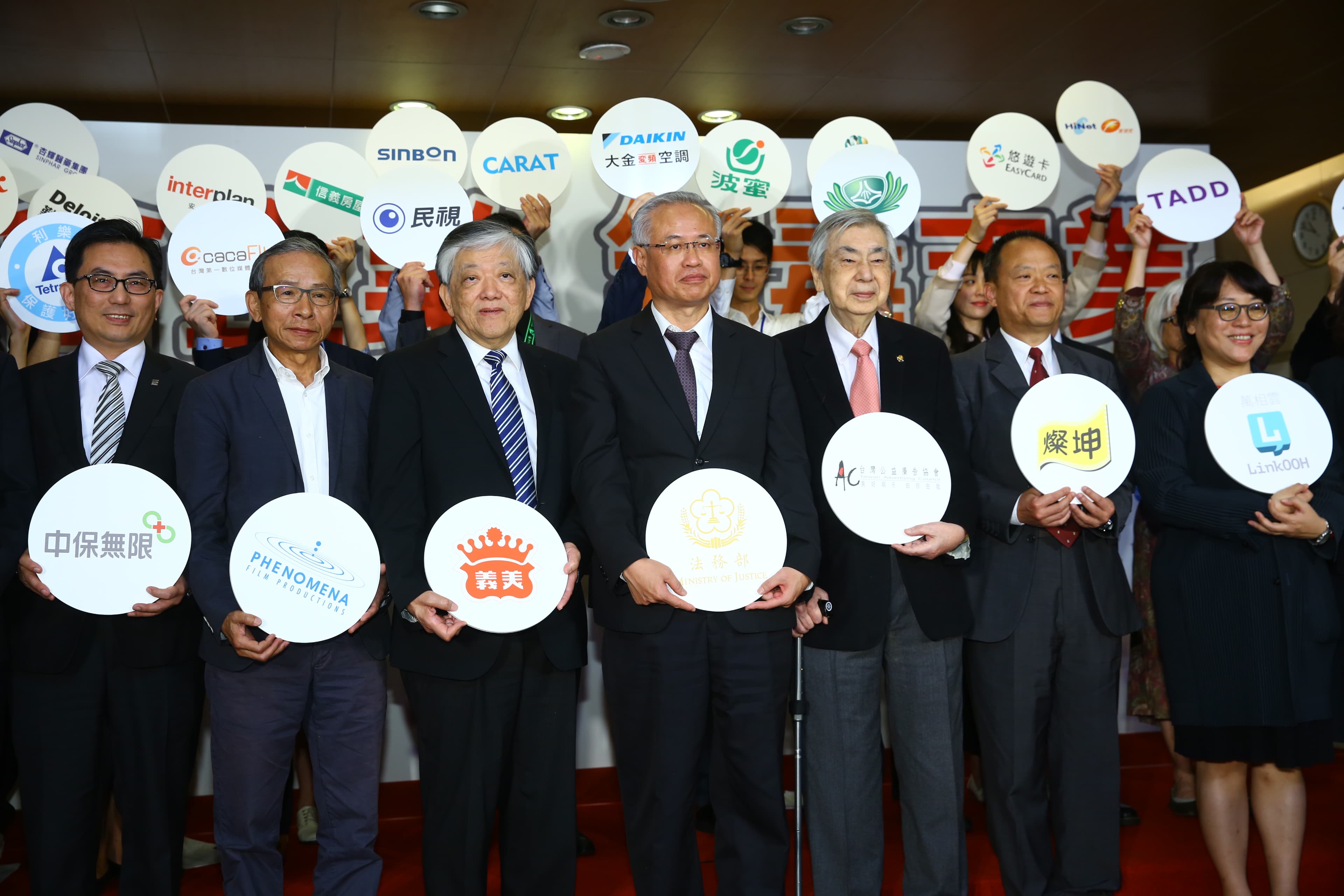 法務部跟民間企業攜手反毒,今天舉行結盟簽署發表會,知名導演吳念真(左2)也現身力挺。