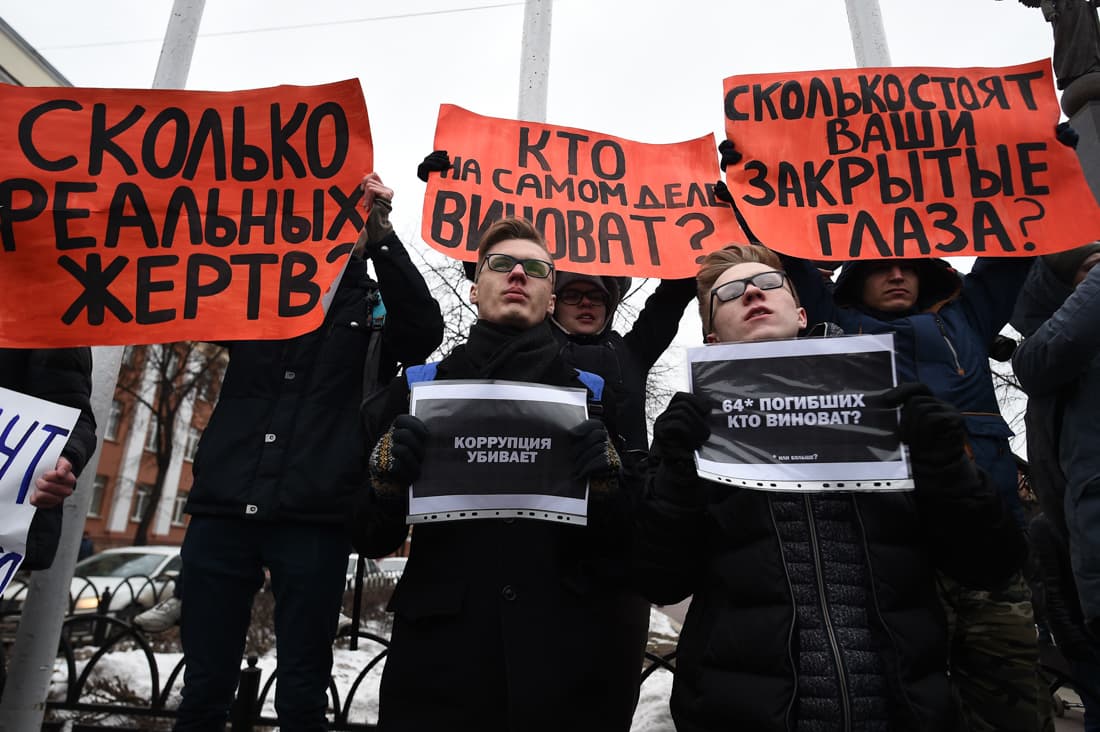 憤怒的民眾在地方政府前廣場聚集。(翻攝varlamov.ru)