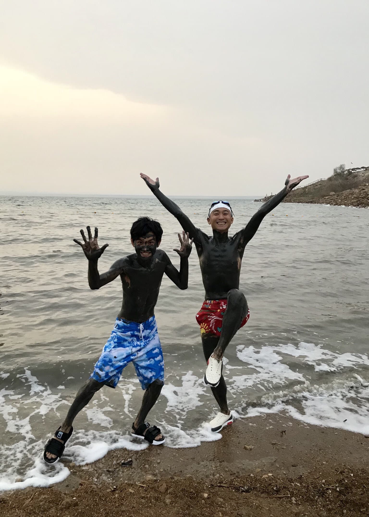浩翔合體出外景，在約旦死海抹了自己整身泥。（TVBS提供）