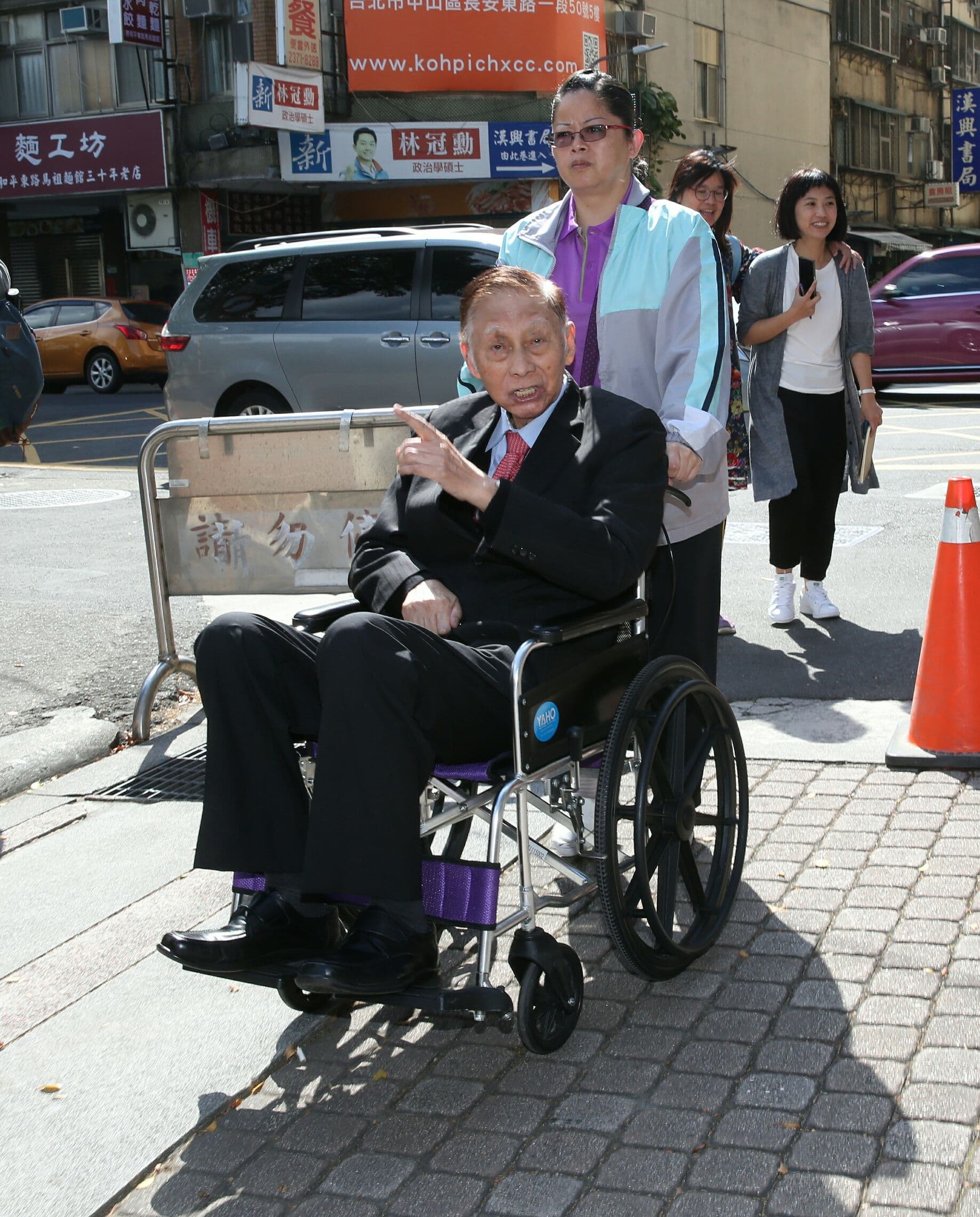 文大董事長張鏡湖臨時召開校長遴選委員會,頂著大太陽要出席主持會議,但卻因人數不足流會。