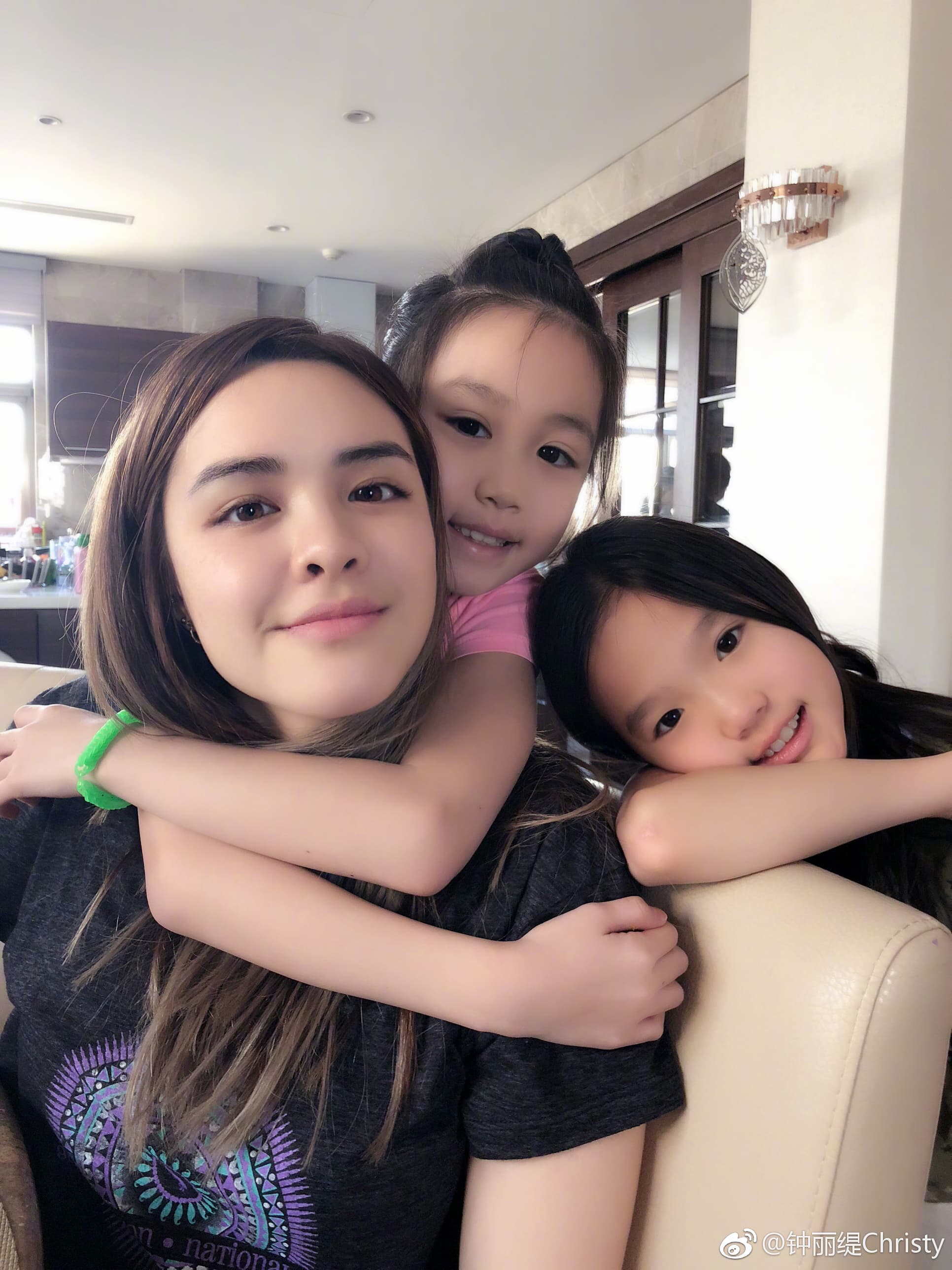 鍾麗緹的3個女兒感情十分好,大女兒Yasmine尤其遺傳了媽媽的美貌。(翻攝自鍾麗緹微博)
