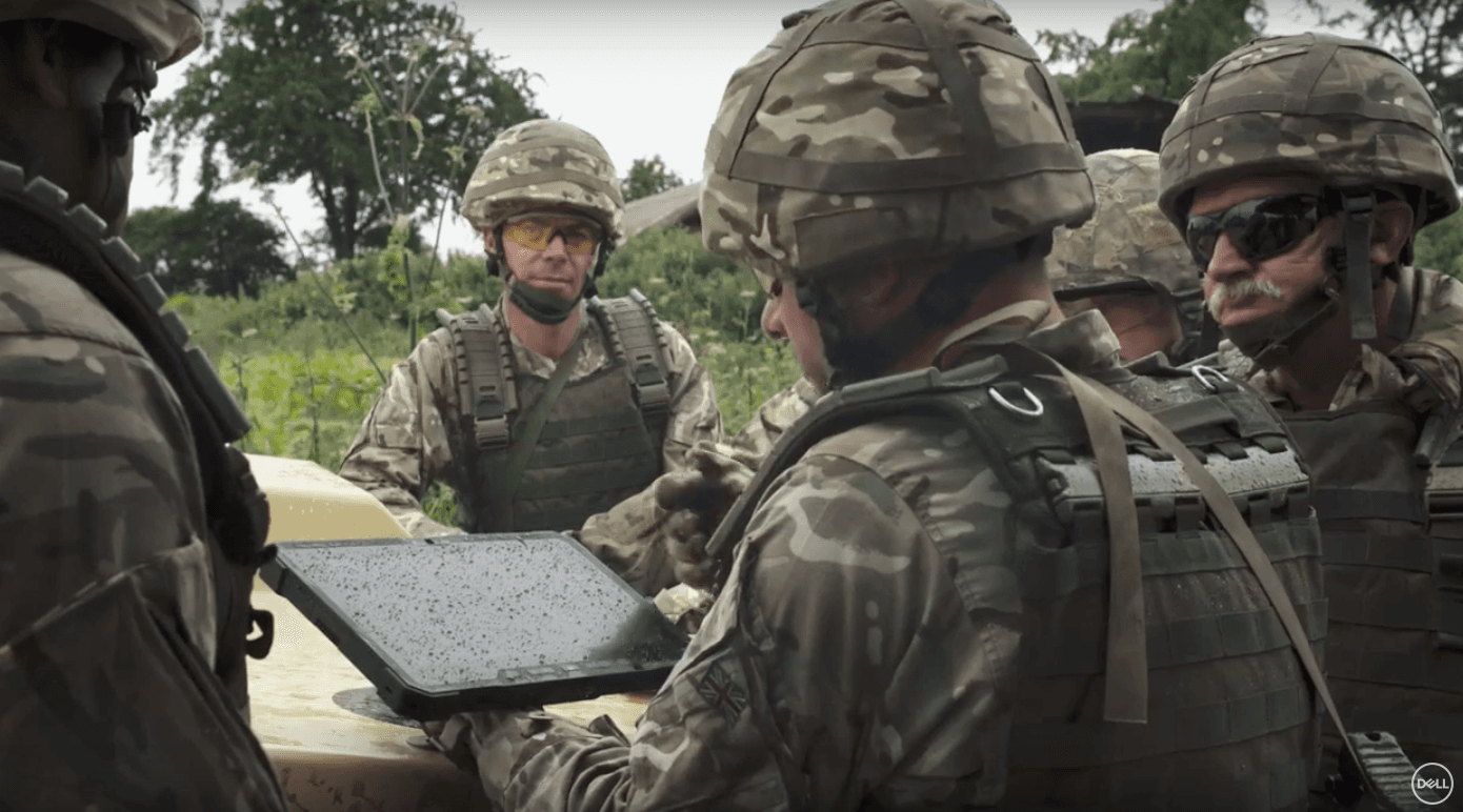 萬達透過系統商打進DELL的軍規電腦供應鏈，用於英美國防、警消領域，擁有防爆、防塵、防水、耐摔等功能，連戴厚重手套都能輕鬆使用。（翻攝自網路）