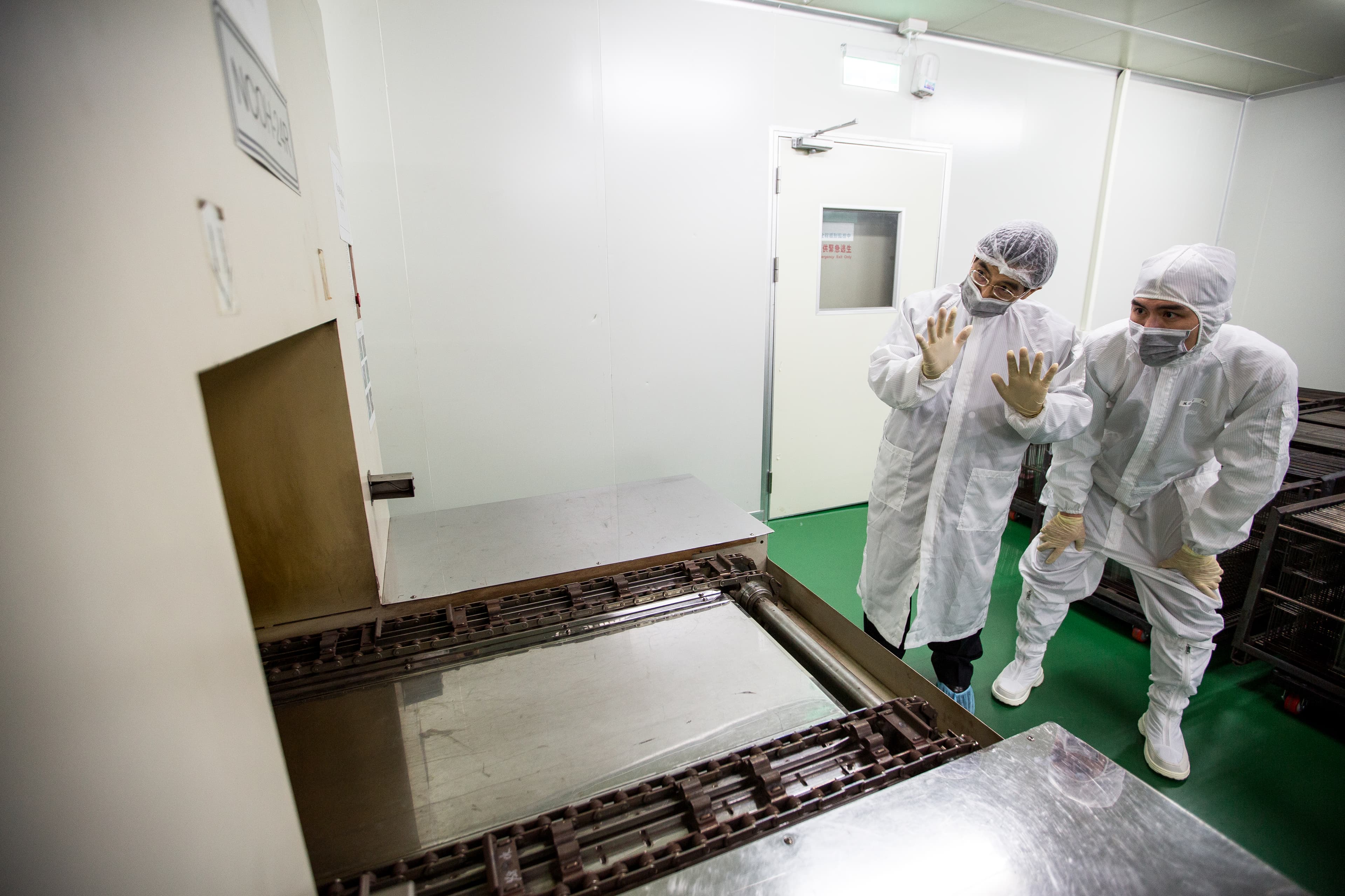 葉恒銘(左)從小愛拆解機器,創業初期靠改機、改製程為公司奠定基礎,兒子葉俊瑋(右)則在旁自小看著父親改機、修機,如今對機械也十分有一套。