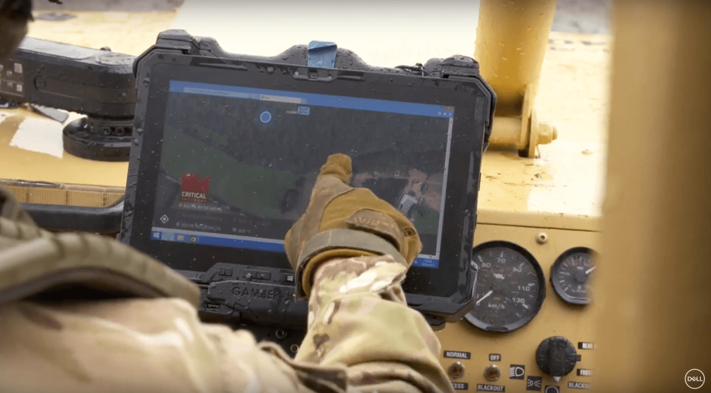 萬達透過系統商打進DELL的軍規電腦供應鏈,用於英美國防、警消領域,擁有防爆、防塵、防水、耐摔等功能,連戴厚重手套都能輕鬆使用。(翻攝自網路)