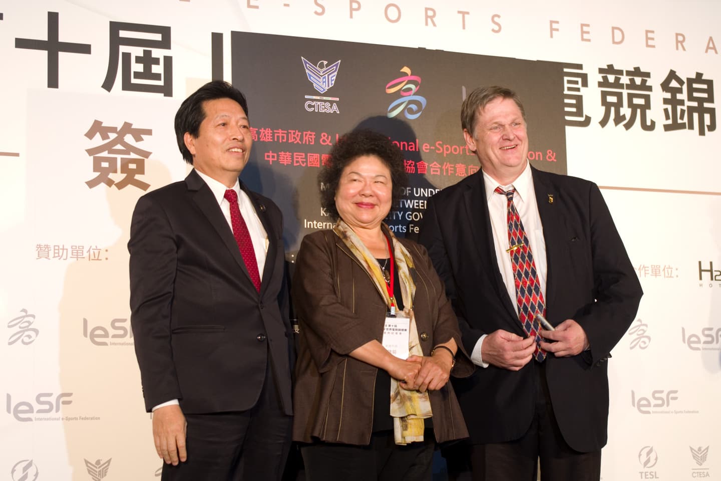 IESF理事代表Colin Webster（右）、高雄市長陳菊（中）及CTESA理事長鄭寶清進行簽約。