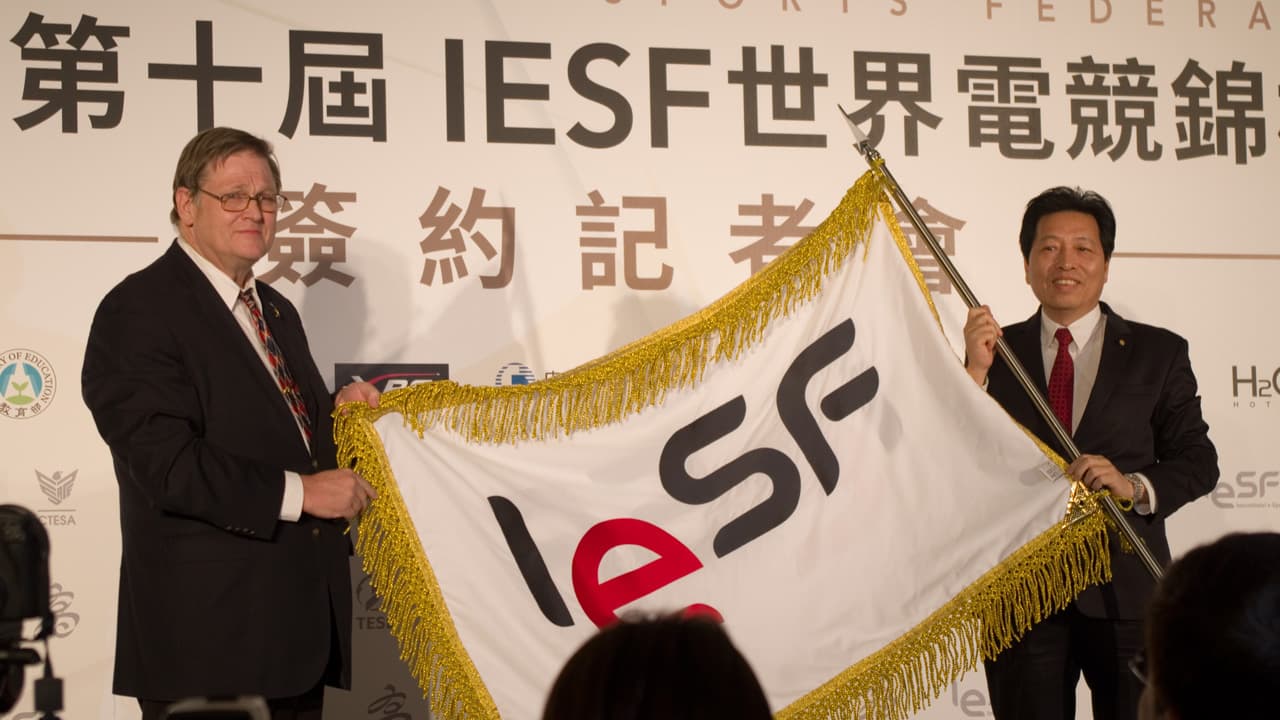 「IESF世界電競錦標賽」11月在台舉辦，IESF理事代表Colin Webster（左）來台授旗給CTESA理事長鄭寶清，並預祝賽事順利。