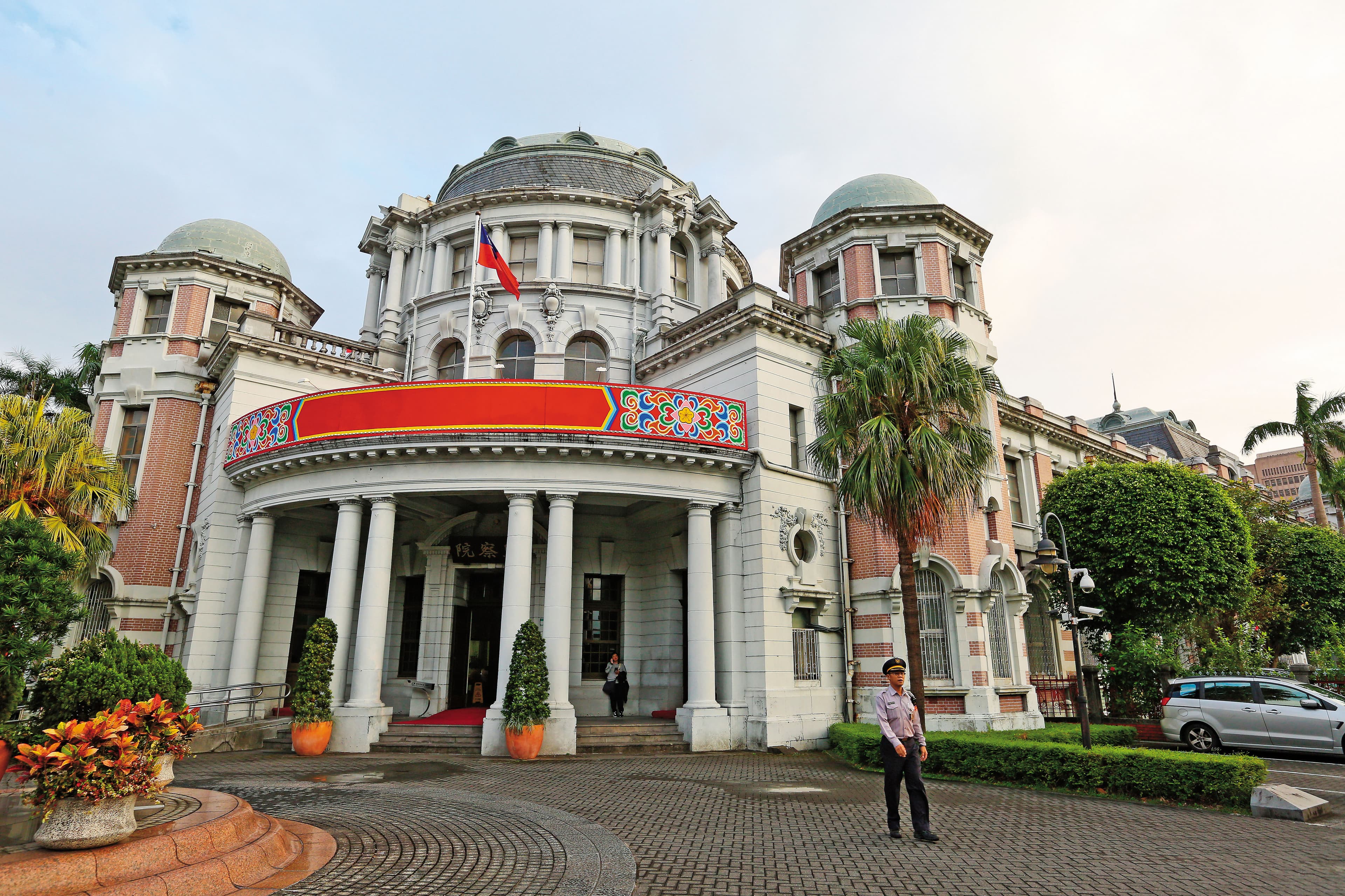 民進黨長期主張廢除監察院,但補提名陳師孟等人後,監察院因查辦扁案而成為媒體焦點。