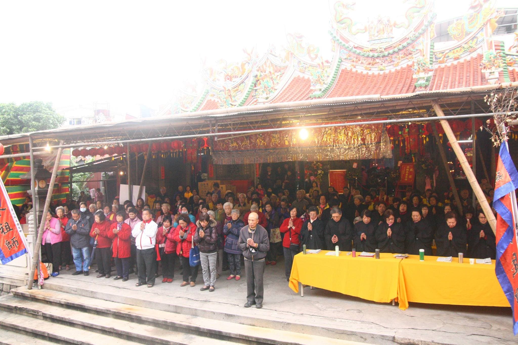 淡水信仰中心「清水巖祖師廟」於2015年12月交接新任管委會時,當地里長和多位地方人士曾抗議主委呂子昌一手把持廟務。 (翻攝自呂子昌臉書)