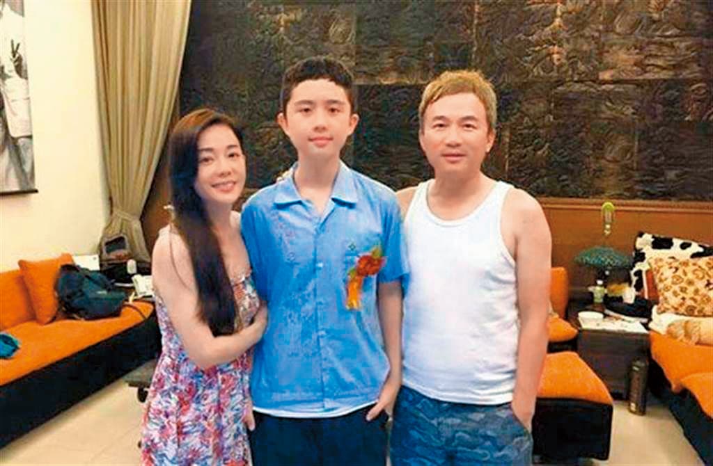 孫鵬與狄鶯對兒子有不少特殊的教育方式。(翻攝自狄鶯臉書)