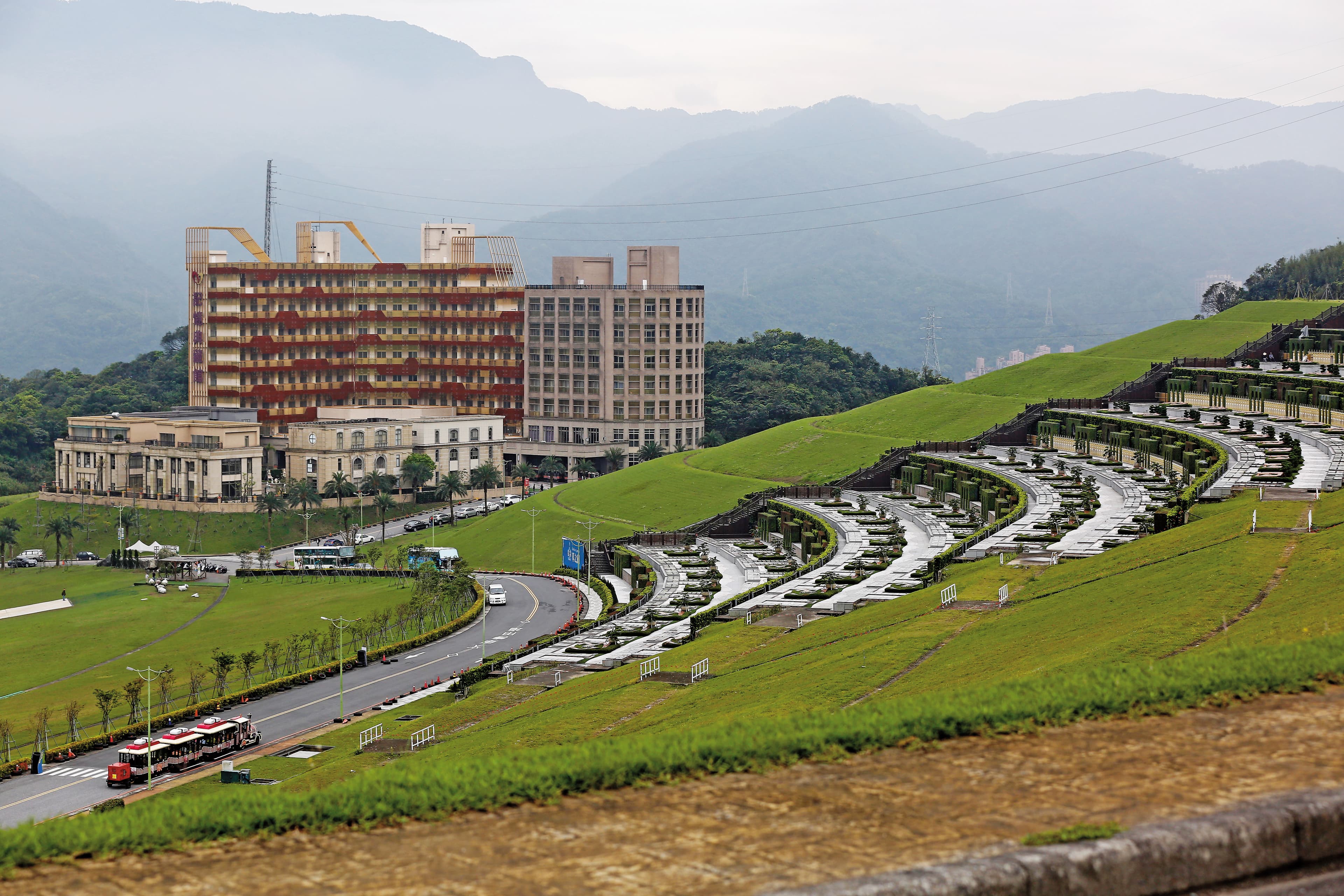 擁恆園區占地廣闊,墓碑附設QR Code,可供親友重現往生者昔日聲音影像,園區還提供樹葬、花葬,兼具環保及創意。