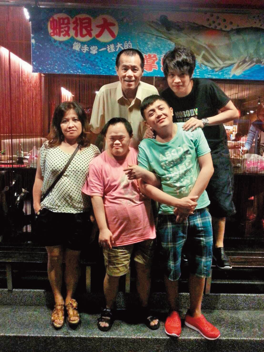 父母自幼離婚,父親再娶,高盟傑與罹患唐氏症的弟弟都跟著父親。(高盟傑提供)