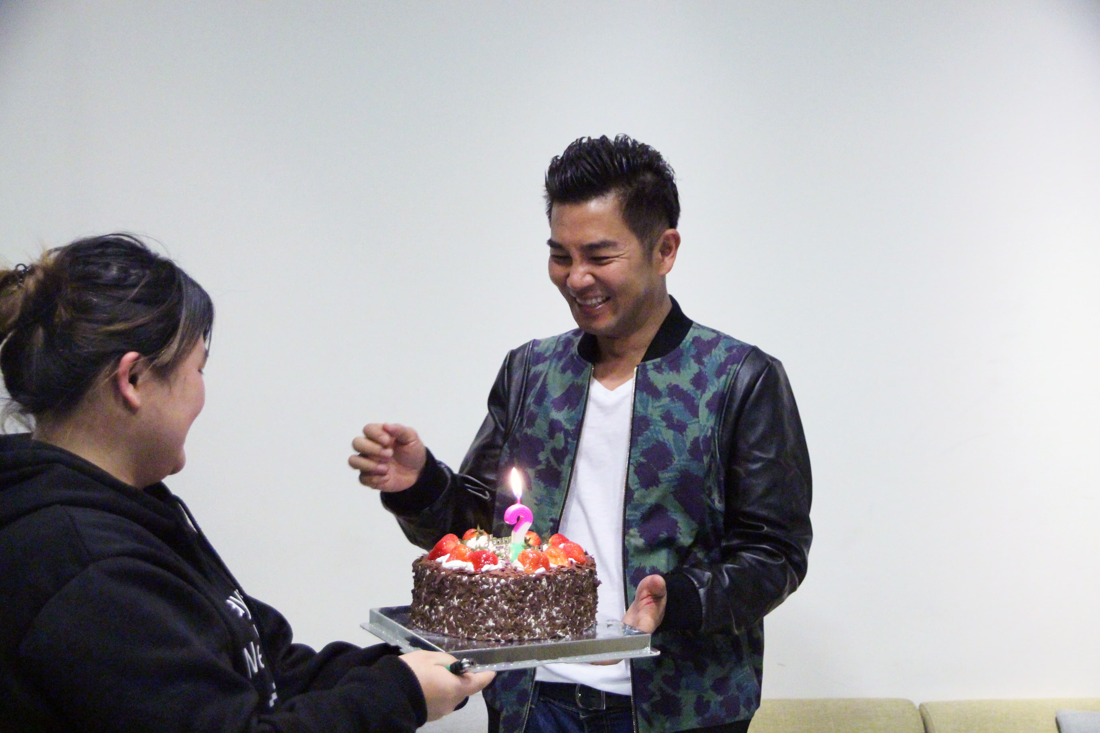 謝承均看到工作人員捧著生日蛋糕,顯得很高興。(三立提供)
