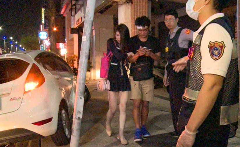 車禍後黃女緊牽男友的手。(警方提供)